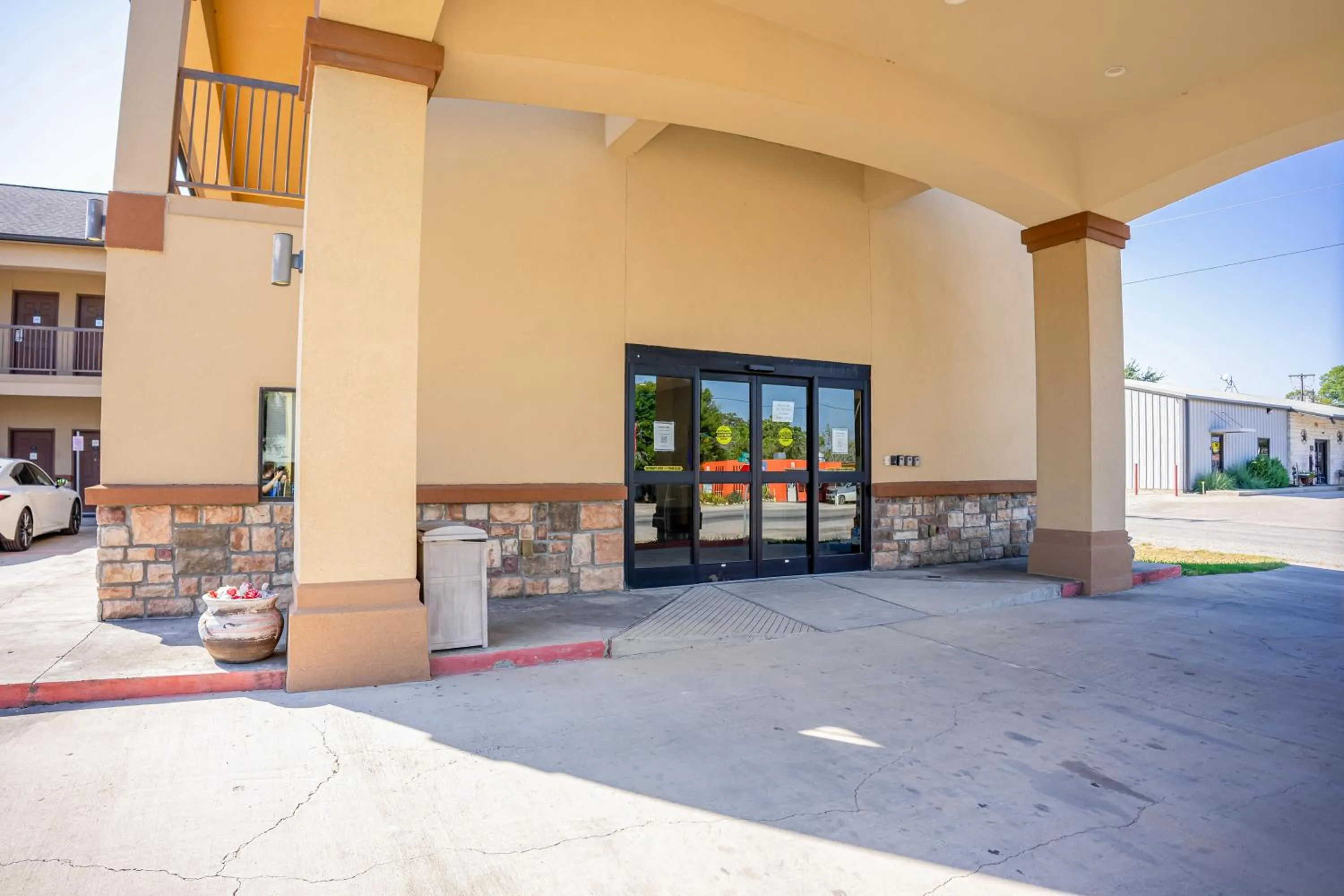 Facade/entrance in Moulton Inn & Suites By OYO Near Shiner TX