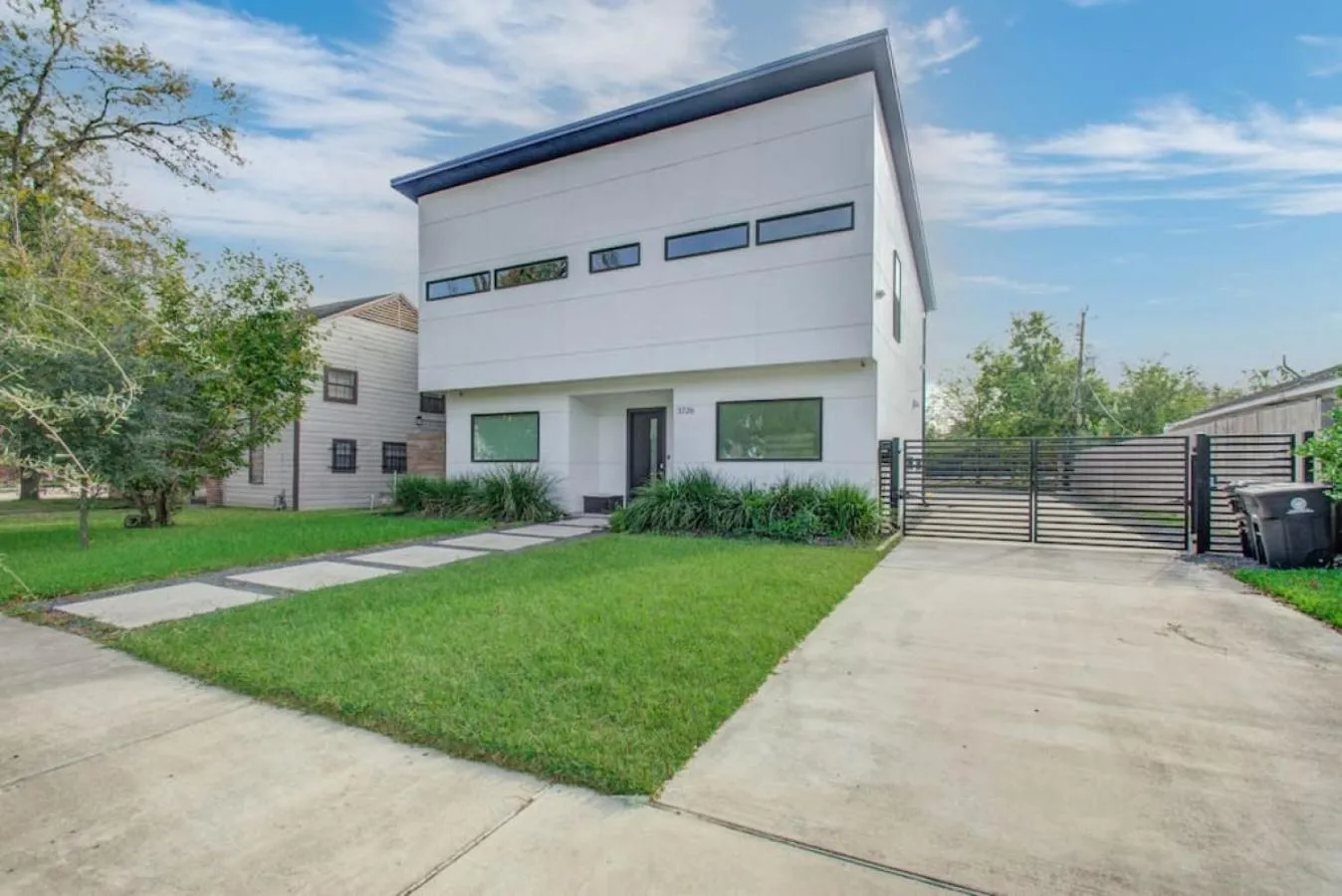 Facade/entrance in Modern 4 Bedroom 4 Full Bathroom Near Downtown