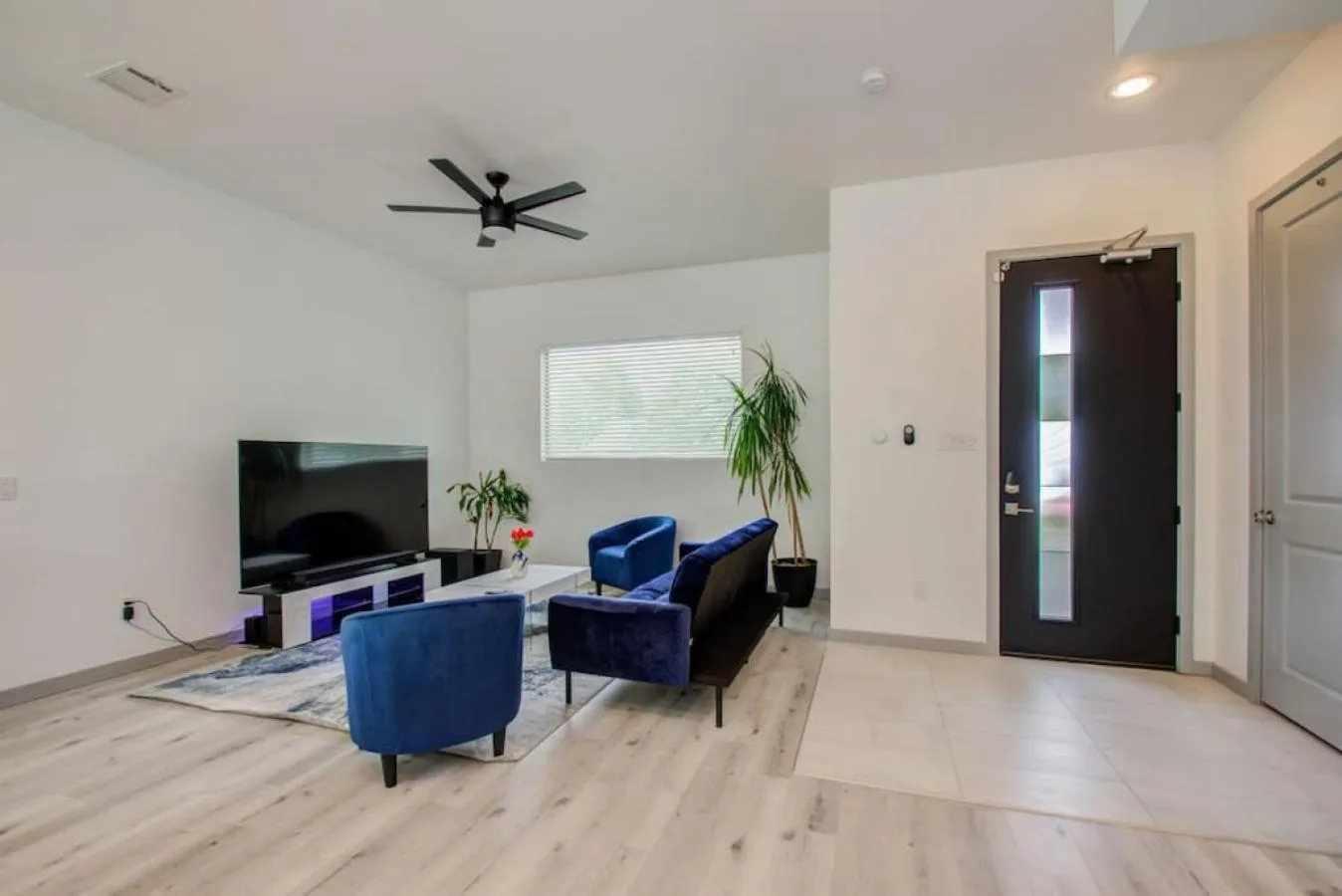 Living room in Modern 4 Bedroom 4 Full Bathroom Near Downtown