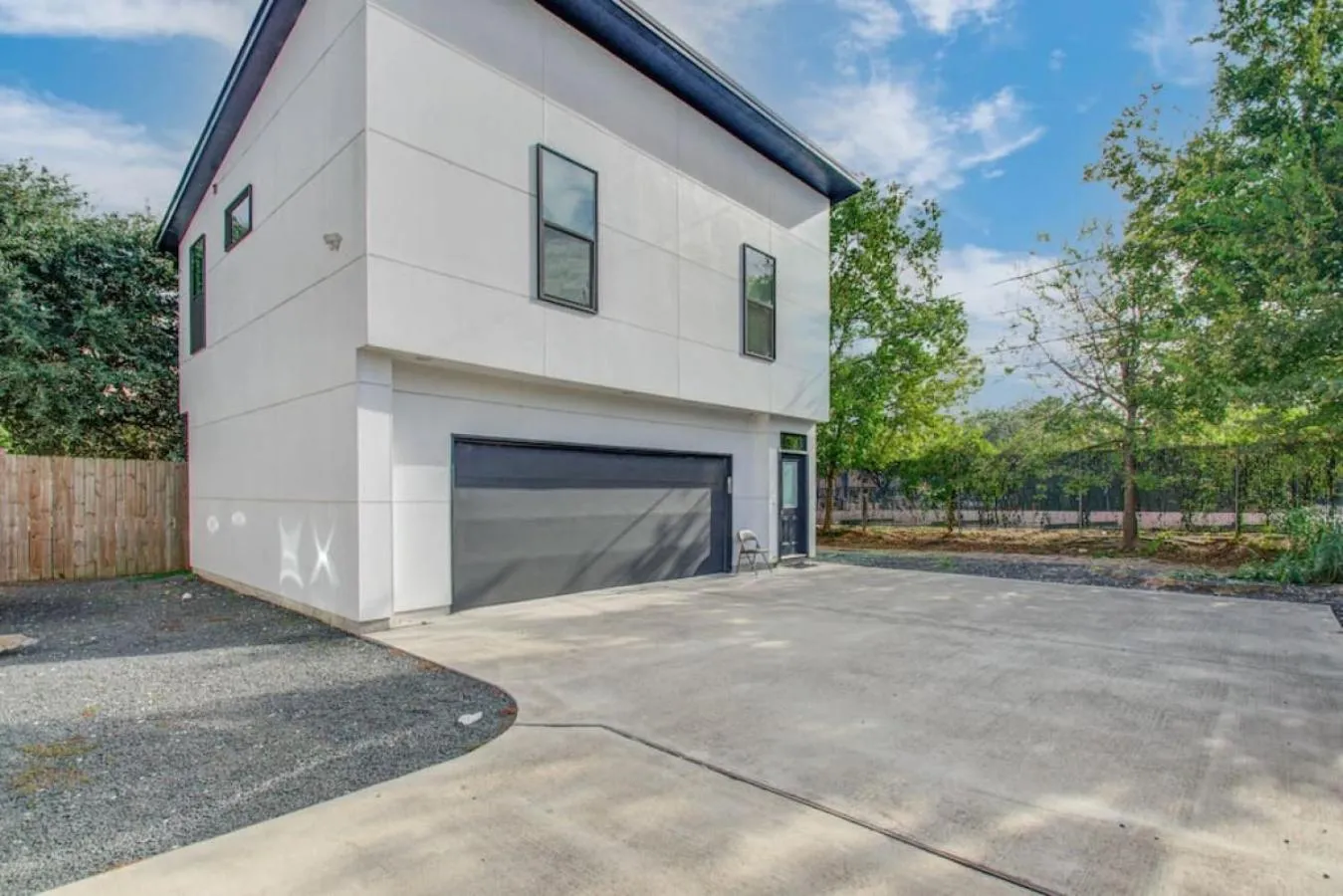 Modern 4 Bedroom 4 Full Bathroom Near Downtown