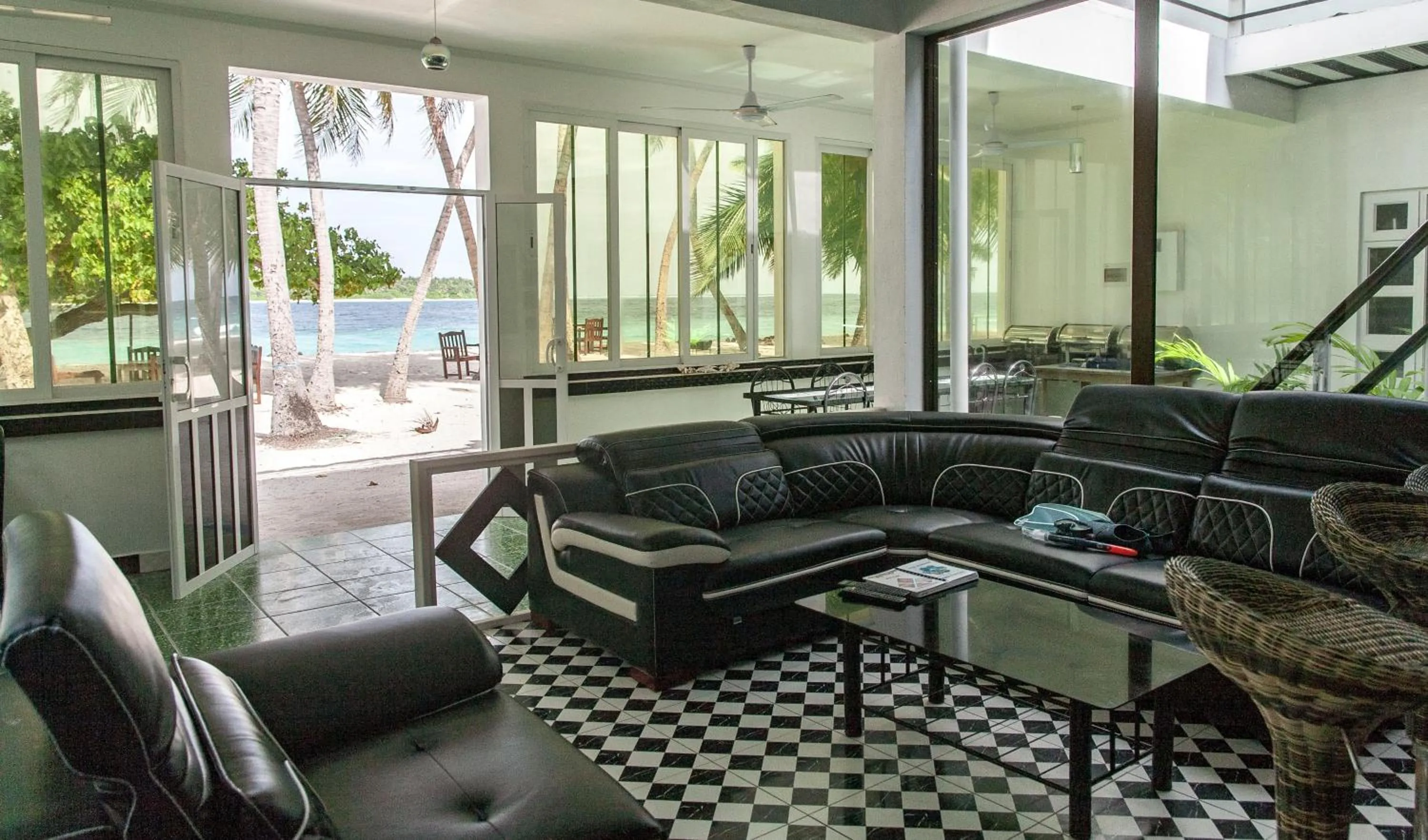 Communal lounge/ TV room in Dhonfulhafi Beach View