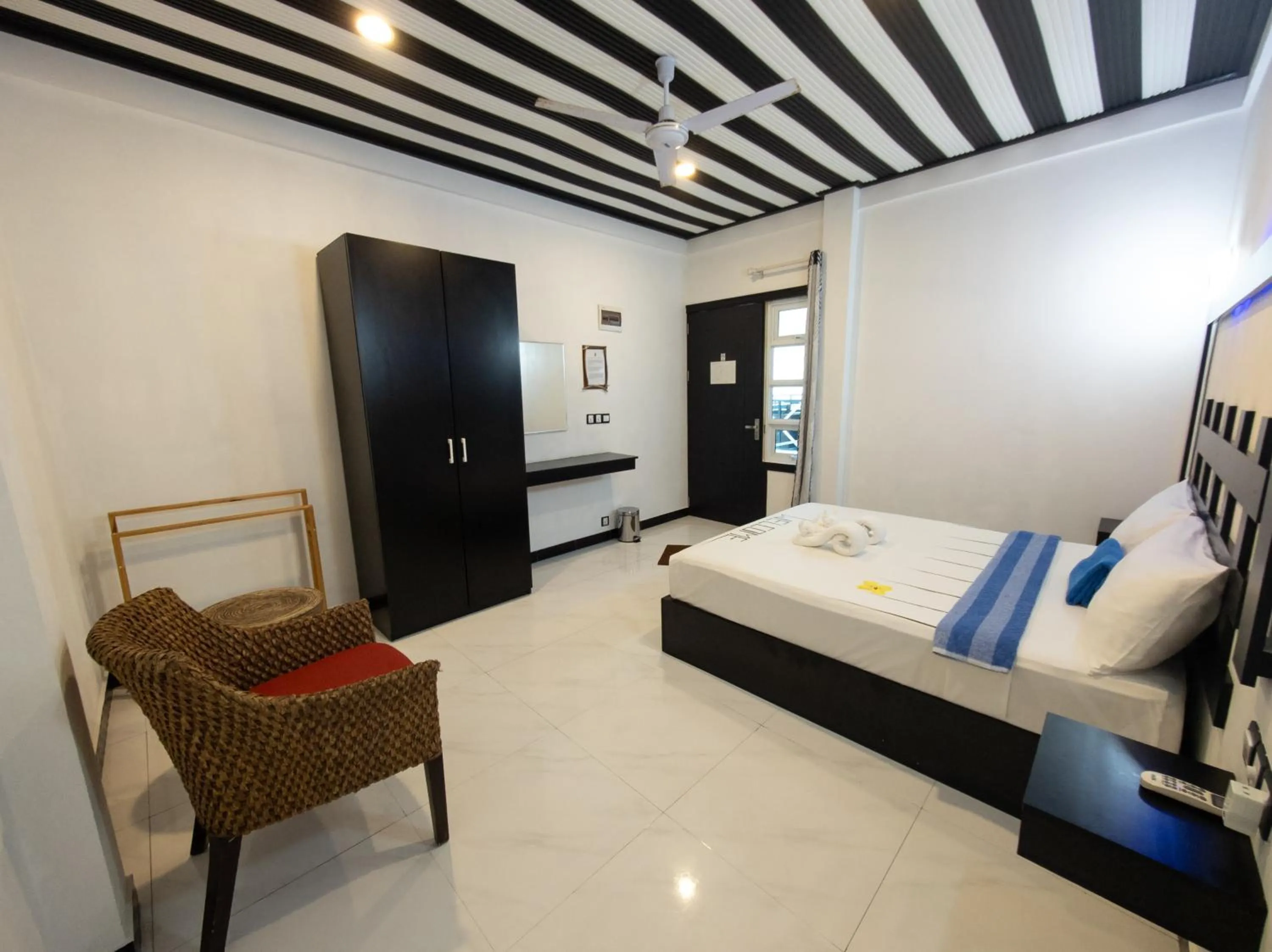 Bedroom, Bed in Dhonfulhafi Beach View