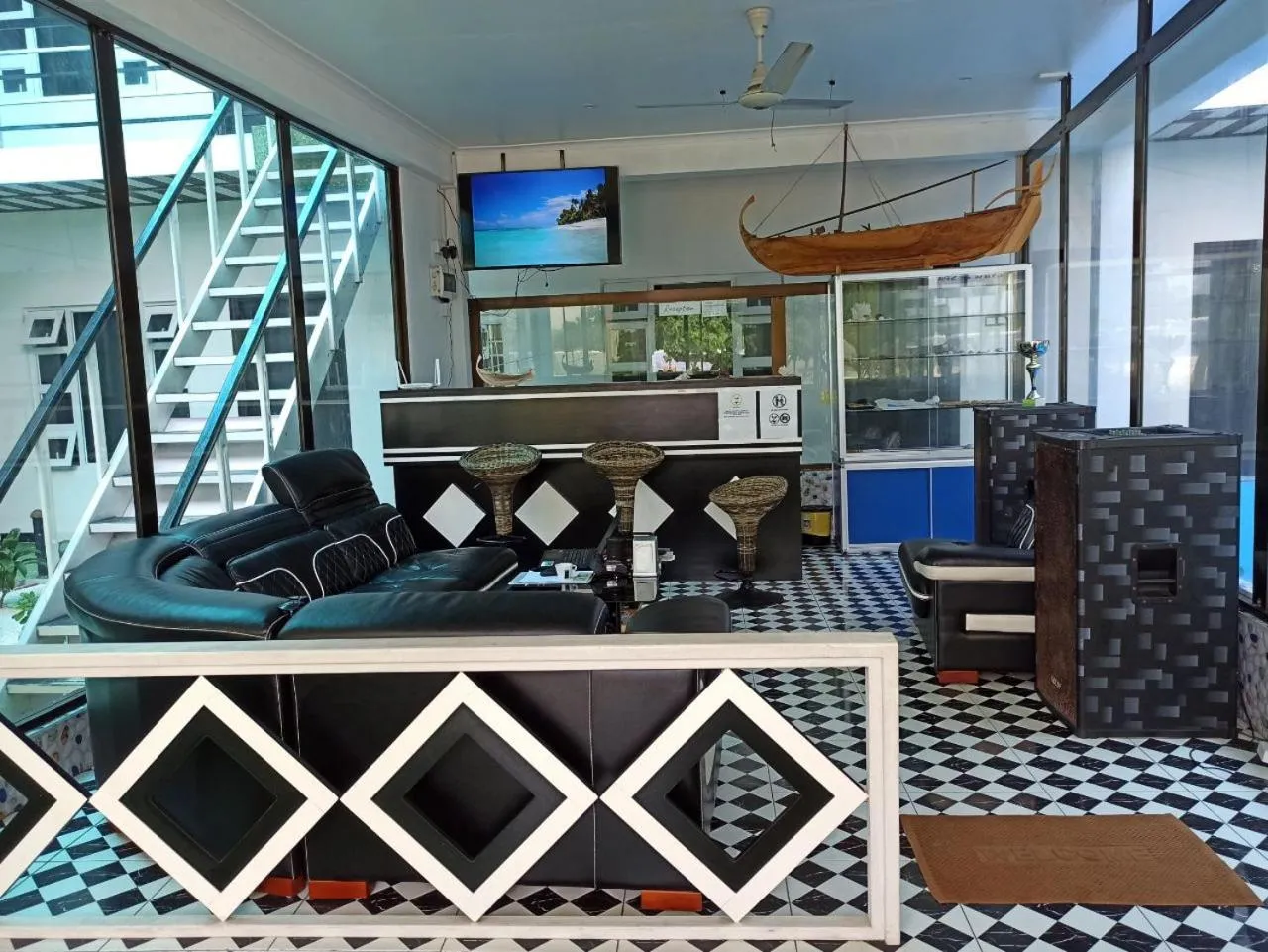 Communal lounge/ TV room in Dhonfulhafi Beach View