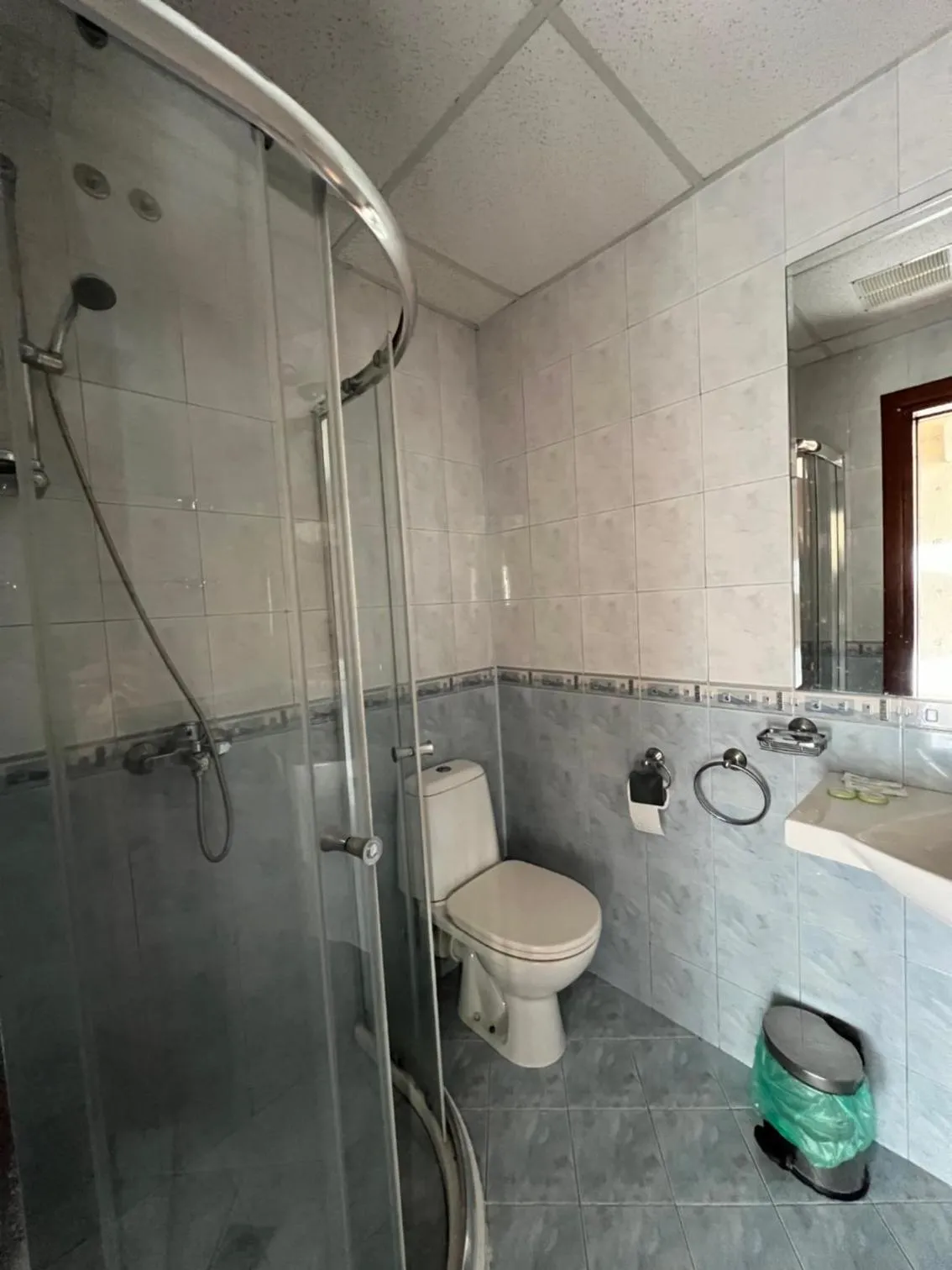 Shower in HOTEL BOLYARI