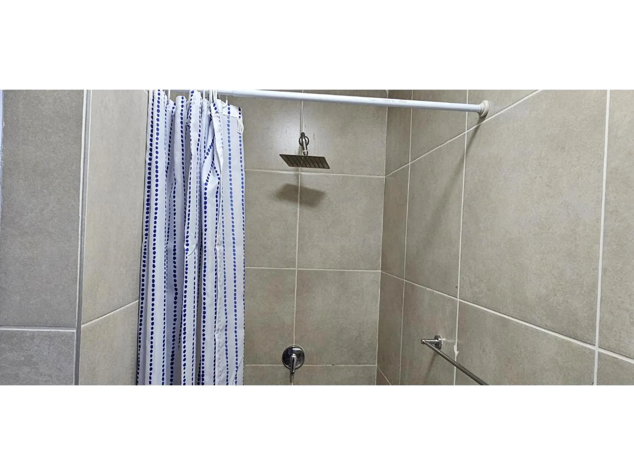 Shower in Goshen Lodge Fitzroy