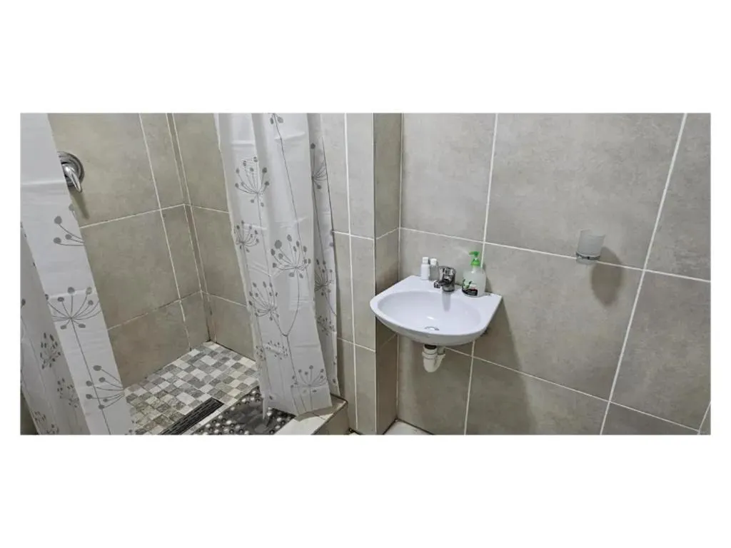 Shower in Goshen Lodge Fitzroy