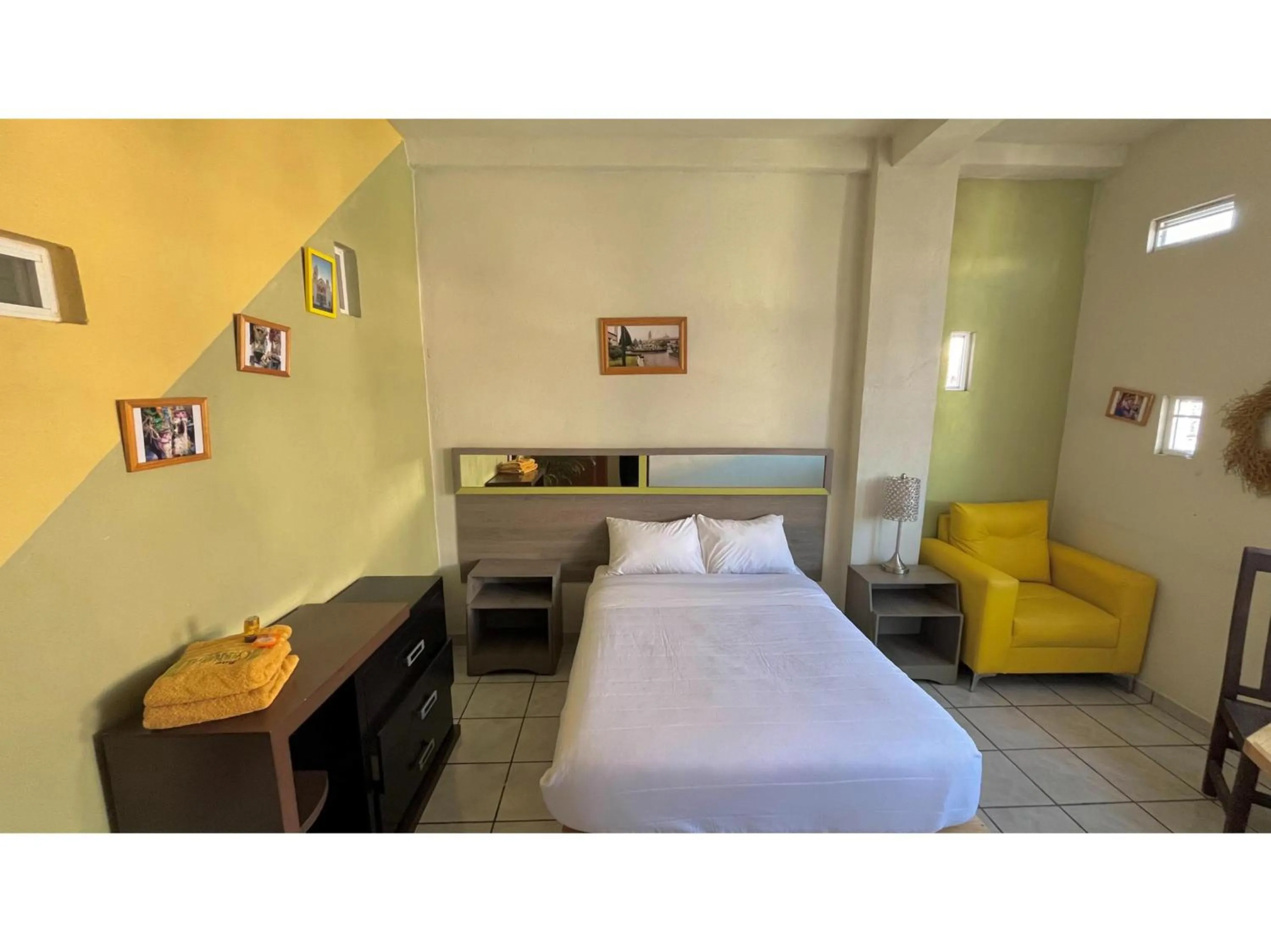 Bedroom, Bed in OYO Hotel Museo Carnaval