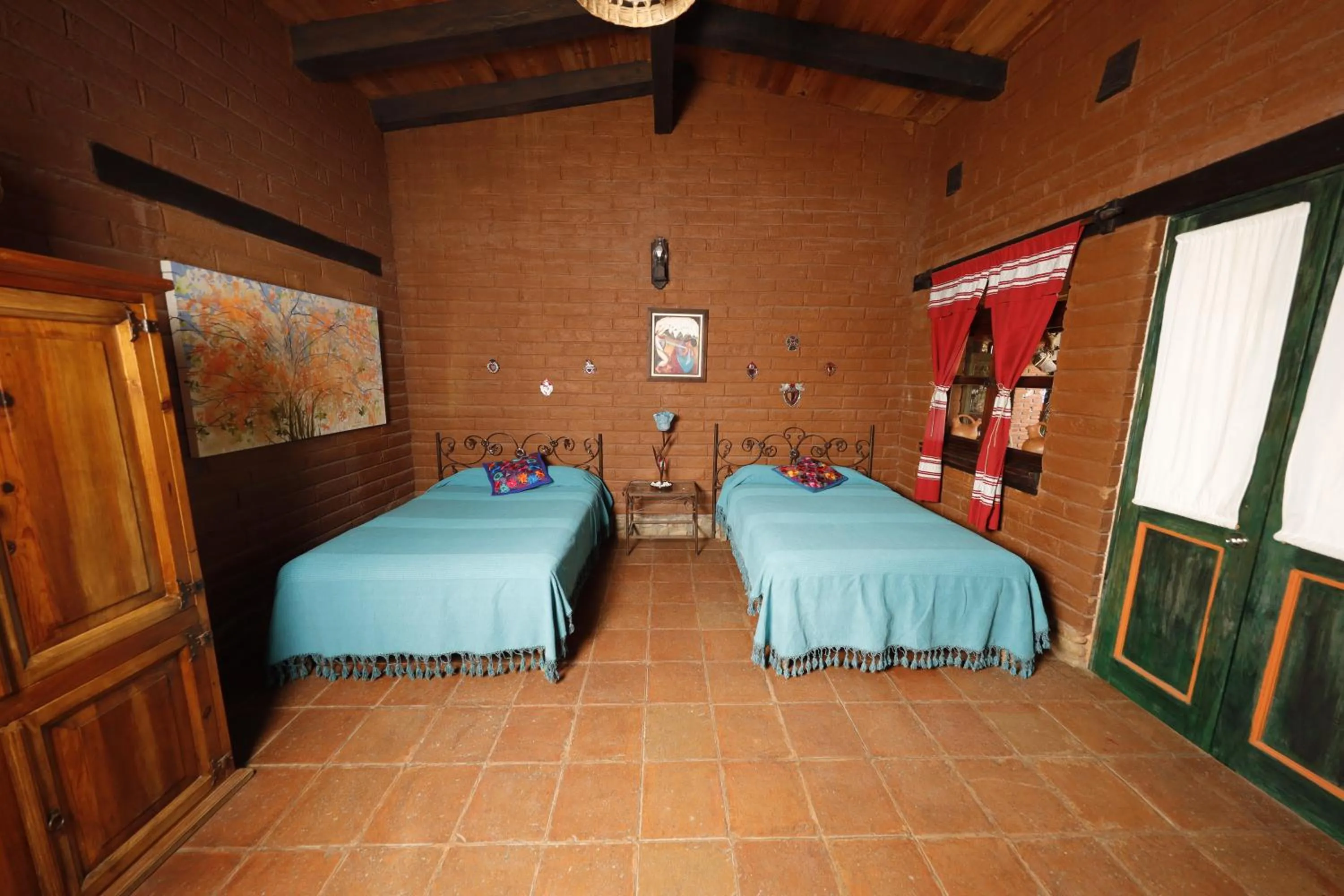 Photo of the whole room, Bed in Huayápam Yù'ú Lodge