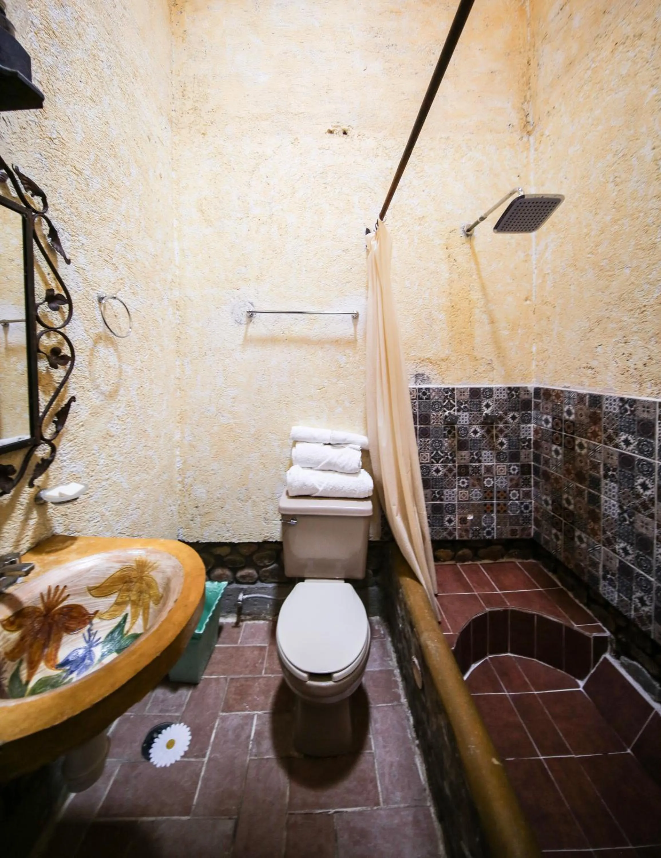 Shower in Huayápam Yù'ú Lodge