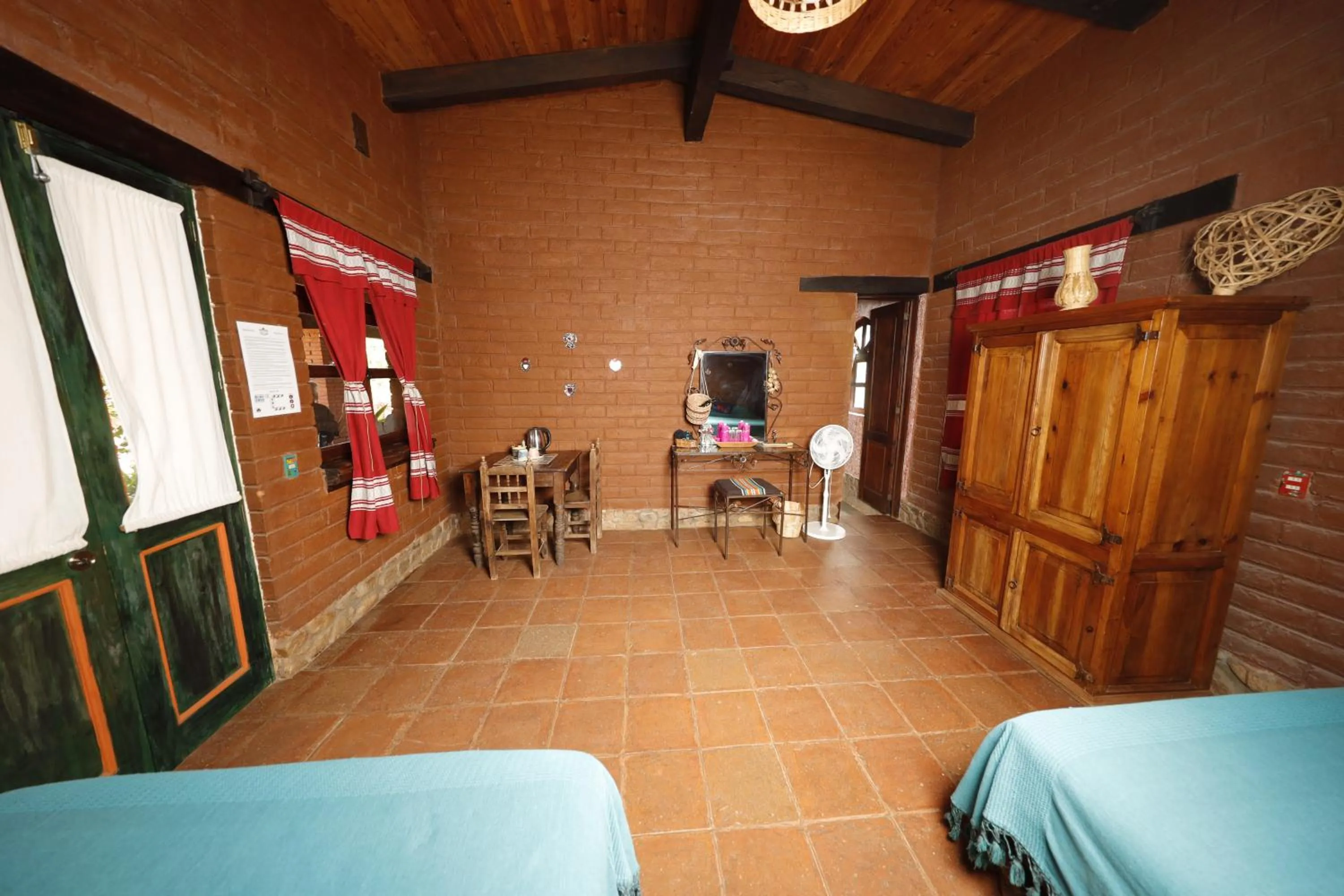 Photo of the whole room, Bed in Huayápam Yù'ú Lodge