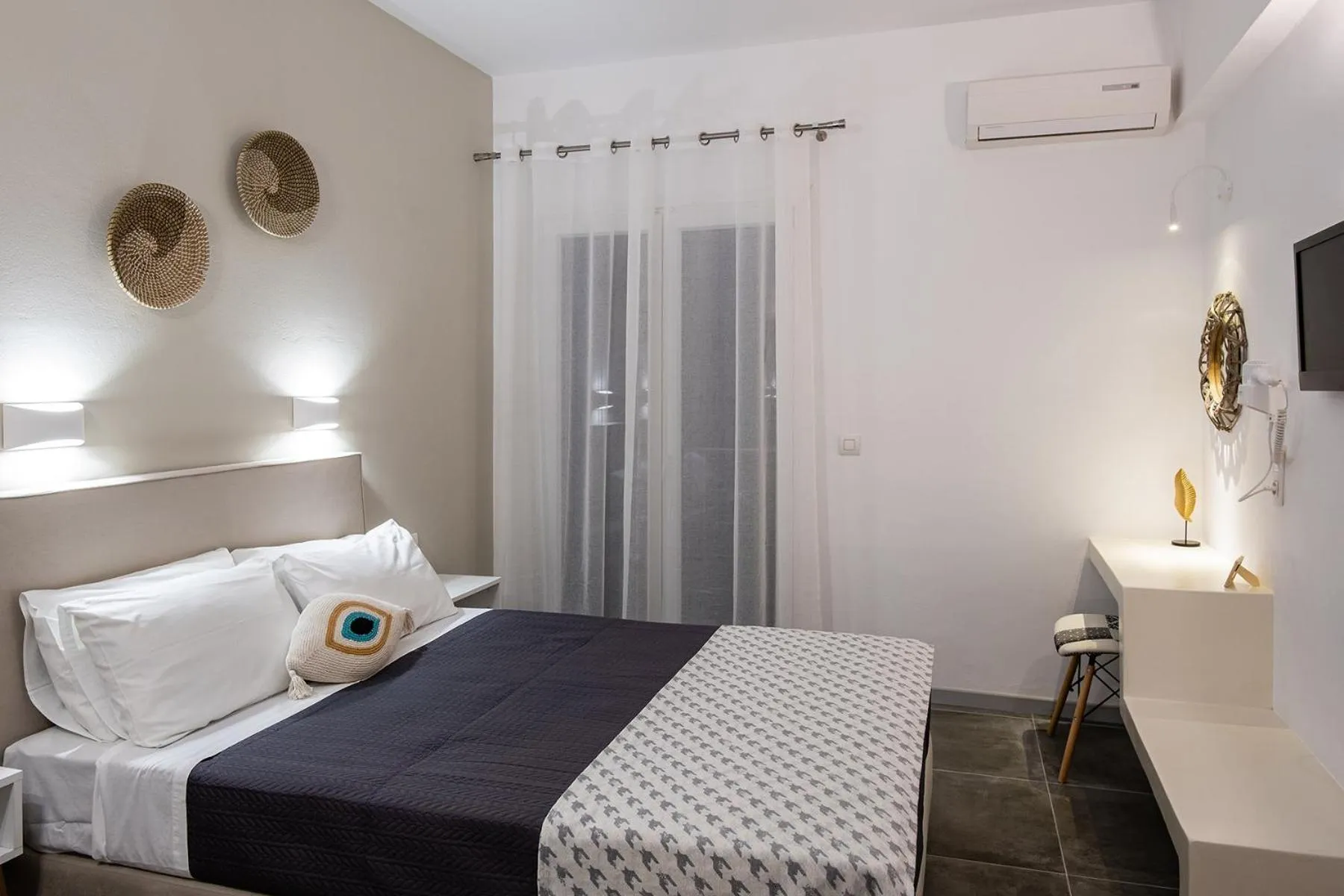 Photo of the whole room, Bed in Dilion Hotel