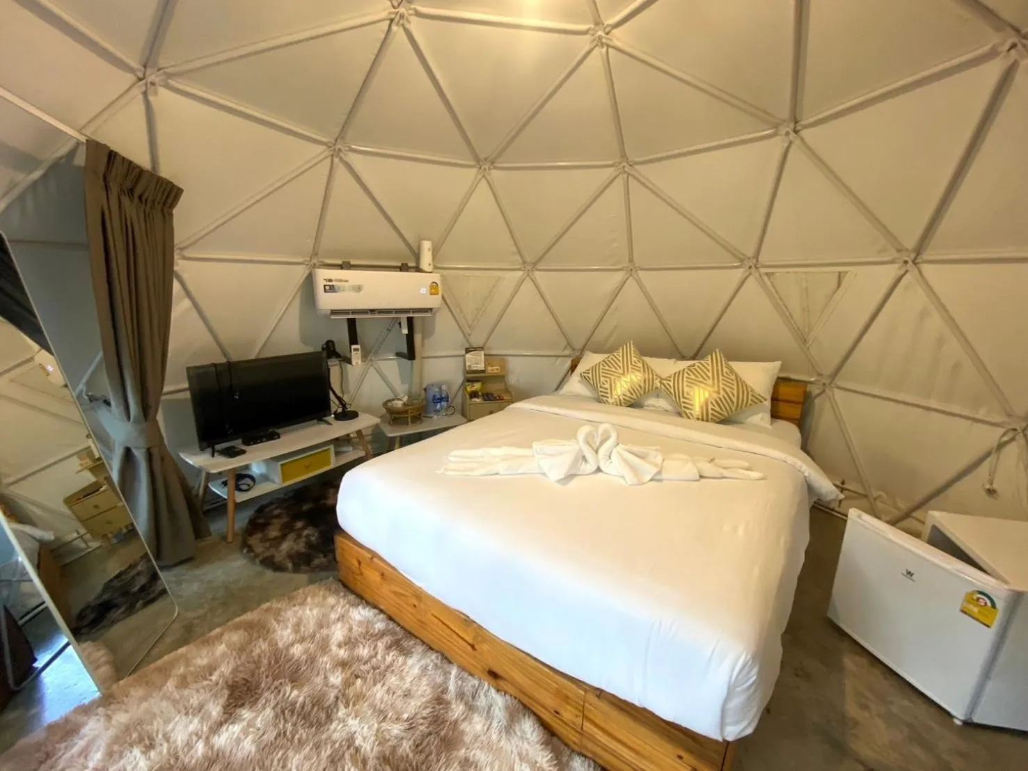 Photo of the whole room, Bed in Baan Nai Baan Nok Resort