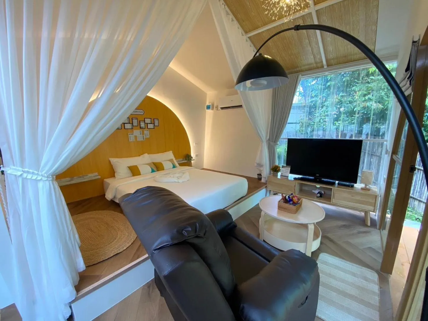 Communal lounge/ TV room in Baan Nai Baan Nok Resort