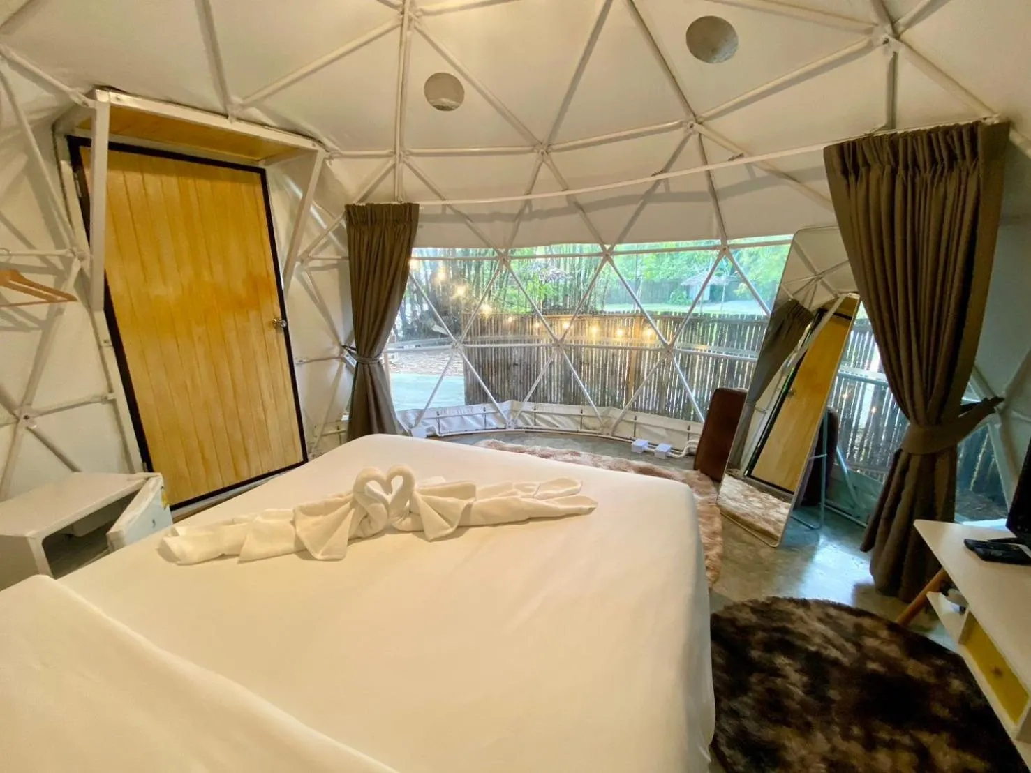 Photo of the whole room, Bed in Baan Nai Baan Nok Resort