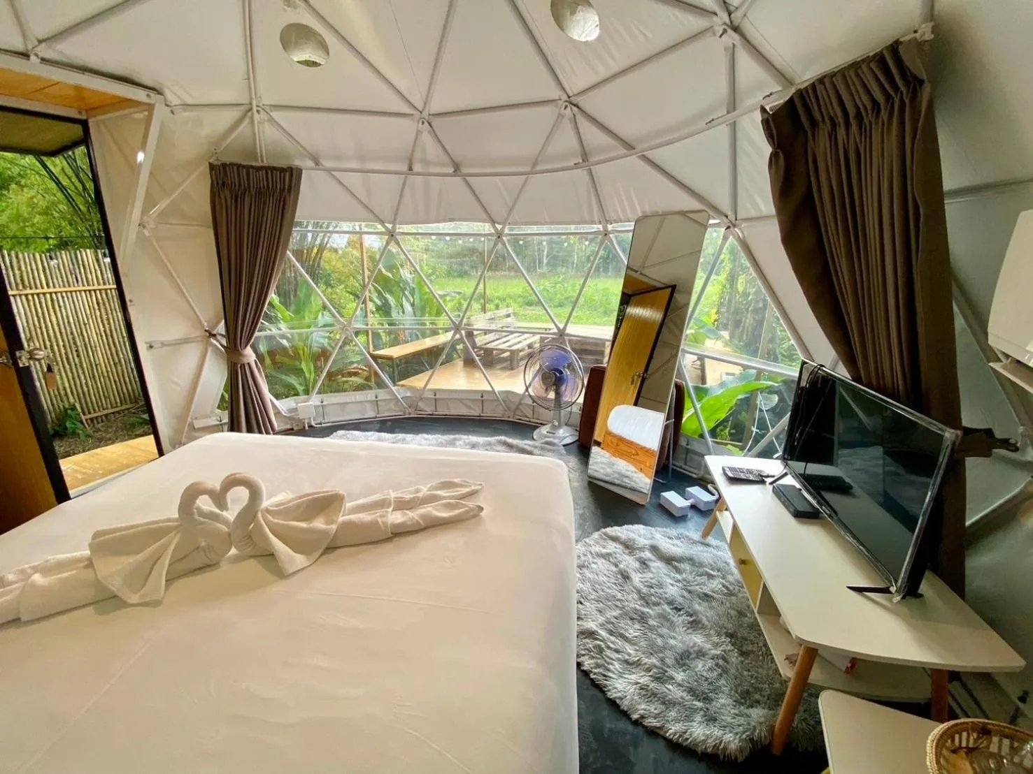 TV and multimedia, Bed in Baan Nai Baan Nok Resort