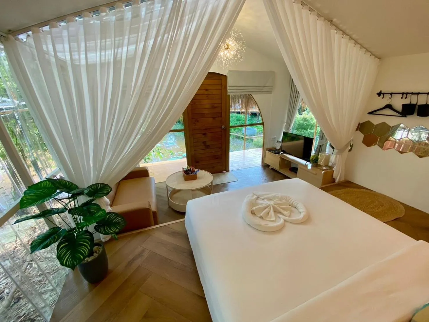 Photo of the whole room, Bed in Baan Nai Baan Nok Resort