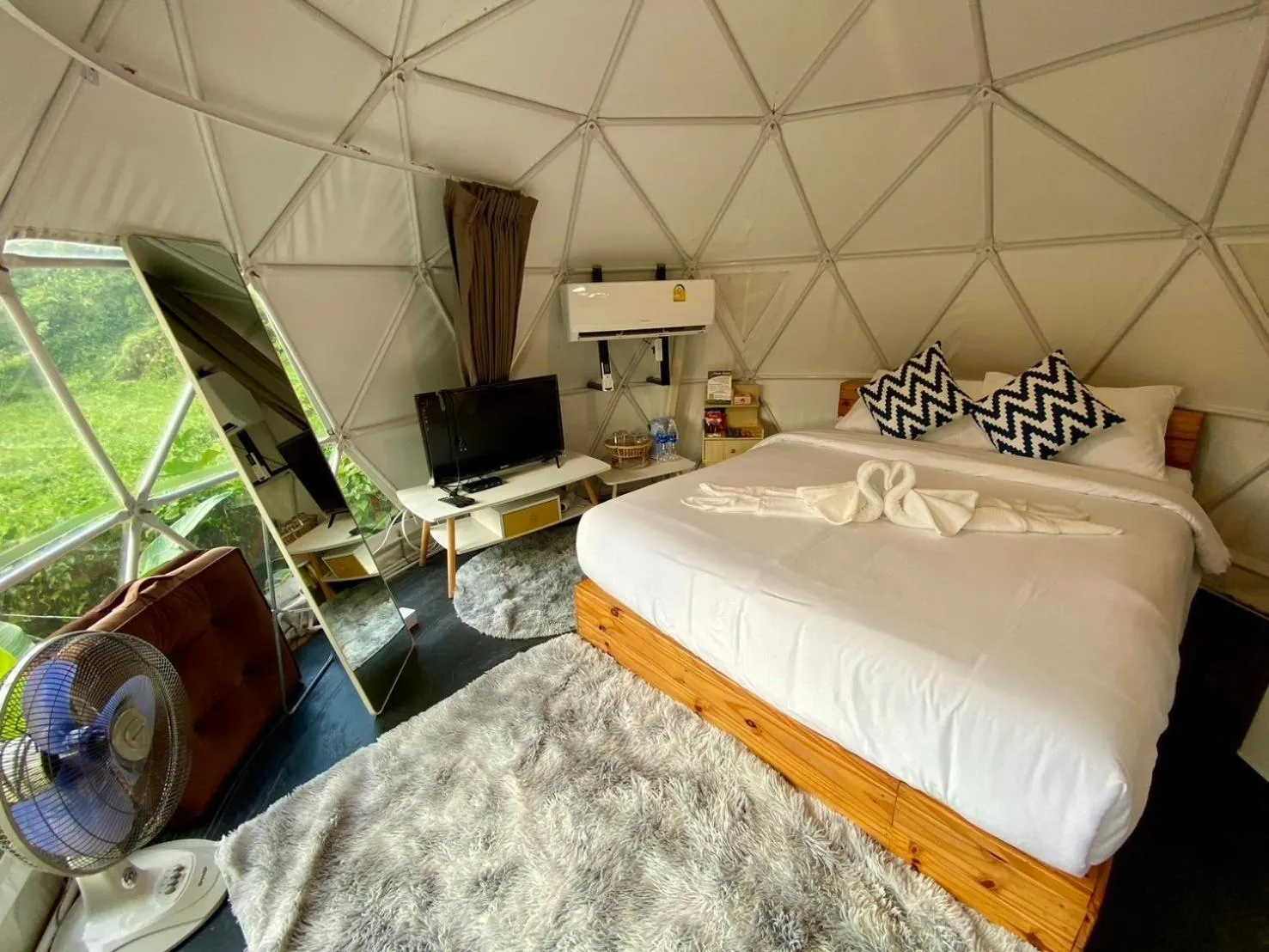 Photo of the whole room, Bed in Baan Nai Baan Nok Resort