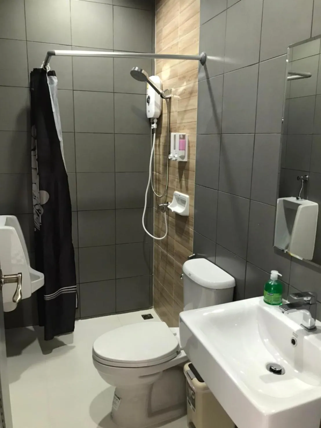 Shower in Yaowarate Sport Club and Resort ไร่เยาวเรศ