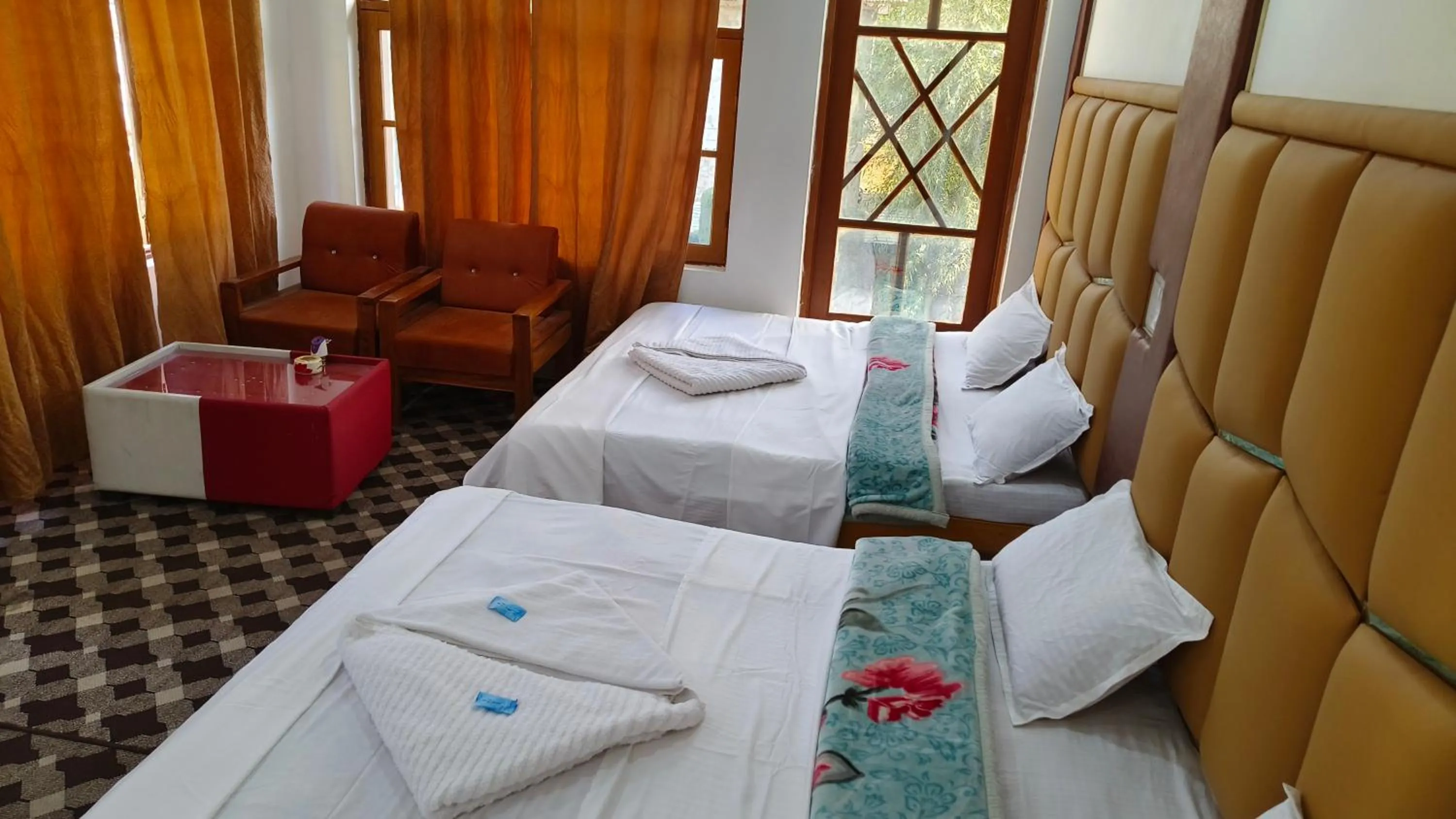 Living room, Bed in Gulsitara Resorts-Gulmarg