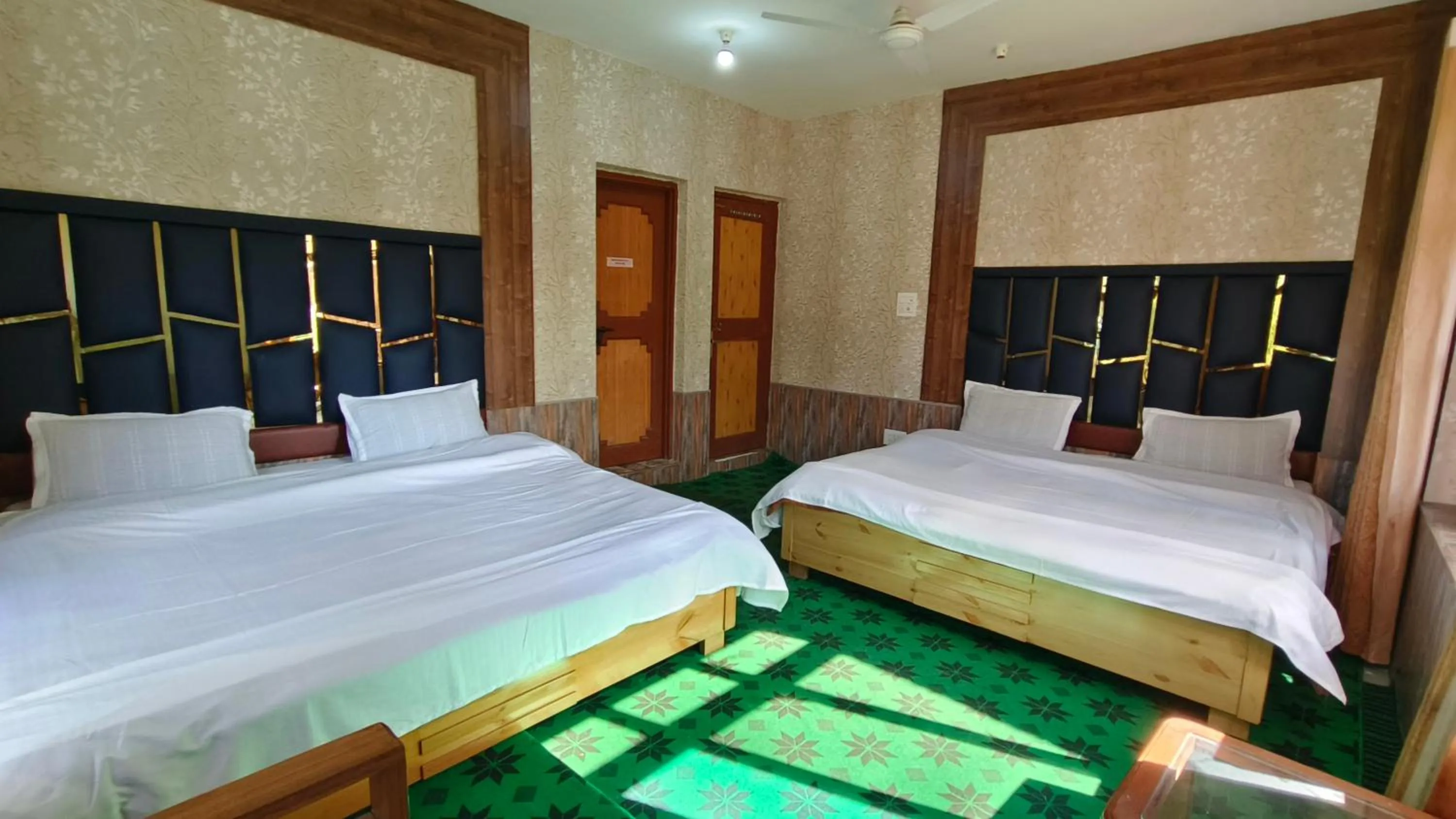 Photo of the whole room, Bed in Gulsitara Resorts-Gulmarg