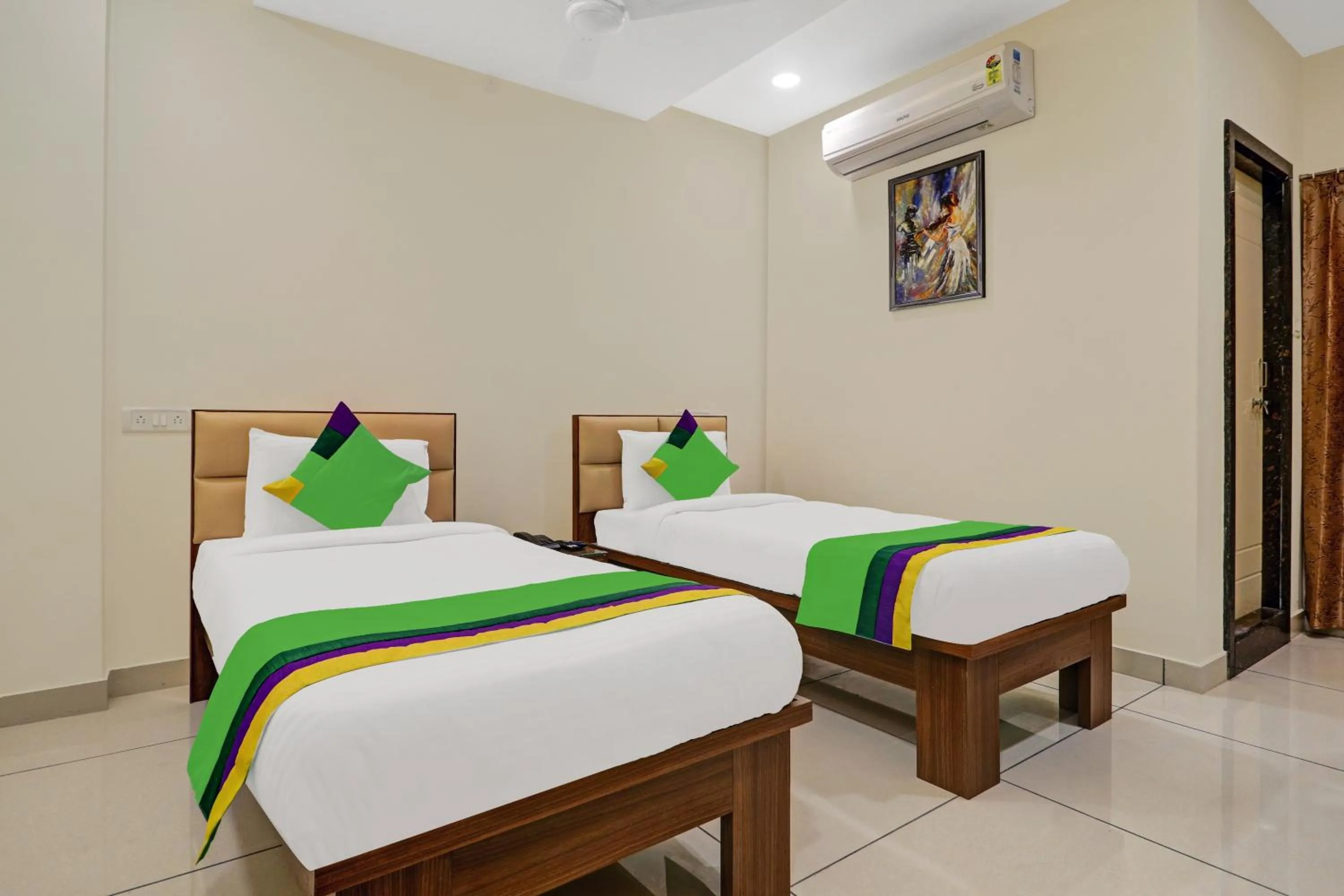 Bedroom, Bed in Treebo Virat Residency, US Consulate