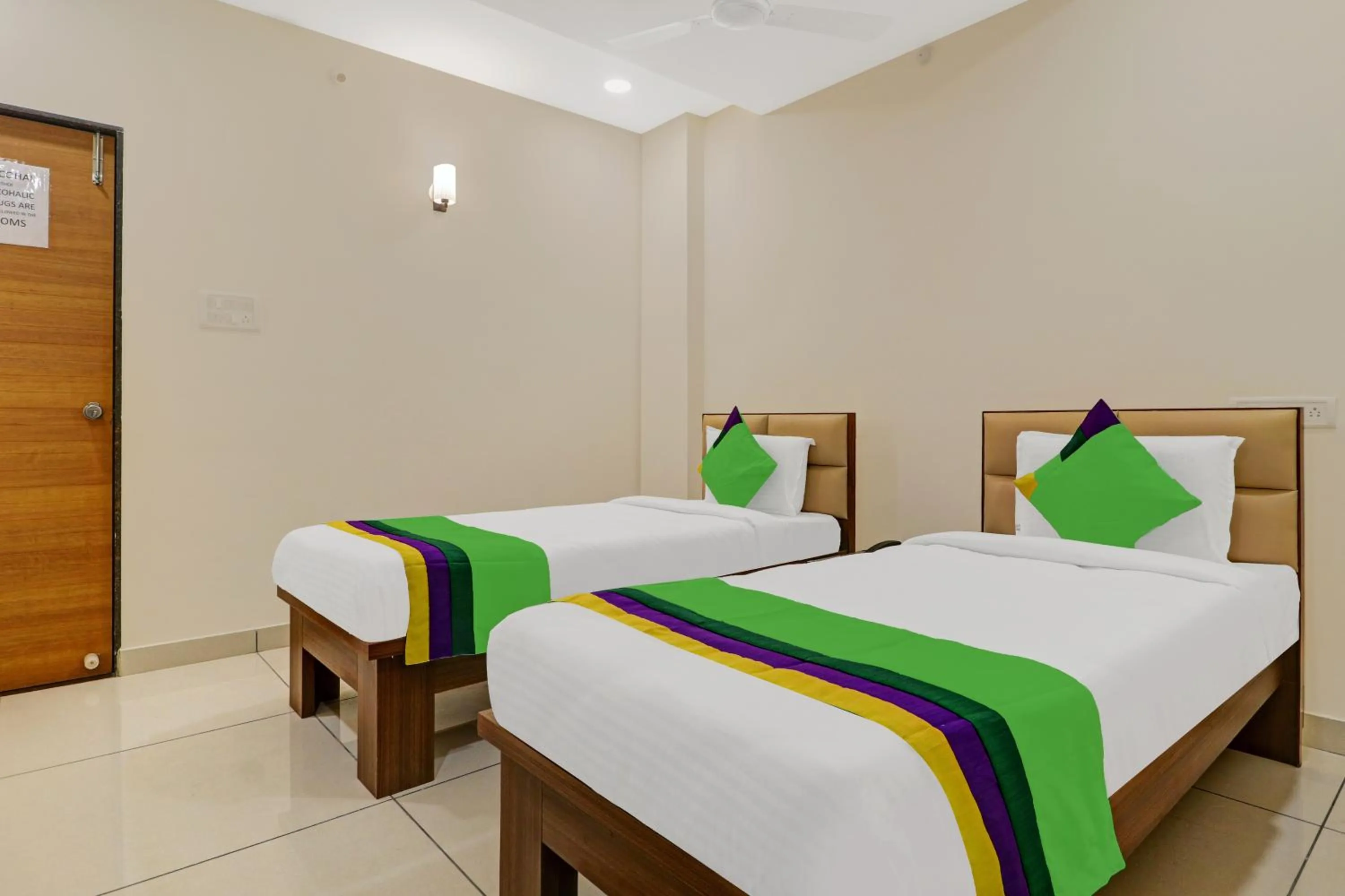 Bedroom, Bed in Treebo Virat Residency, US Consulate