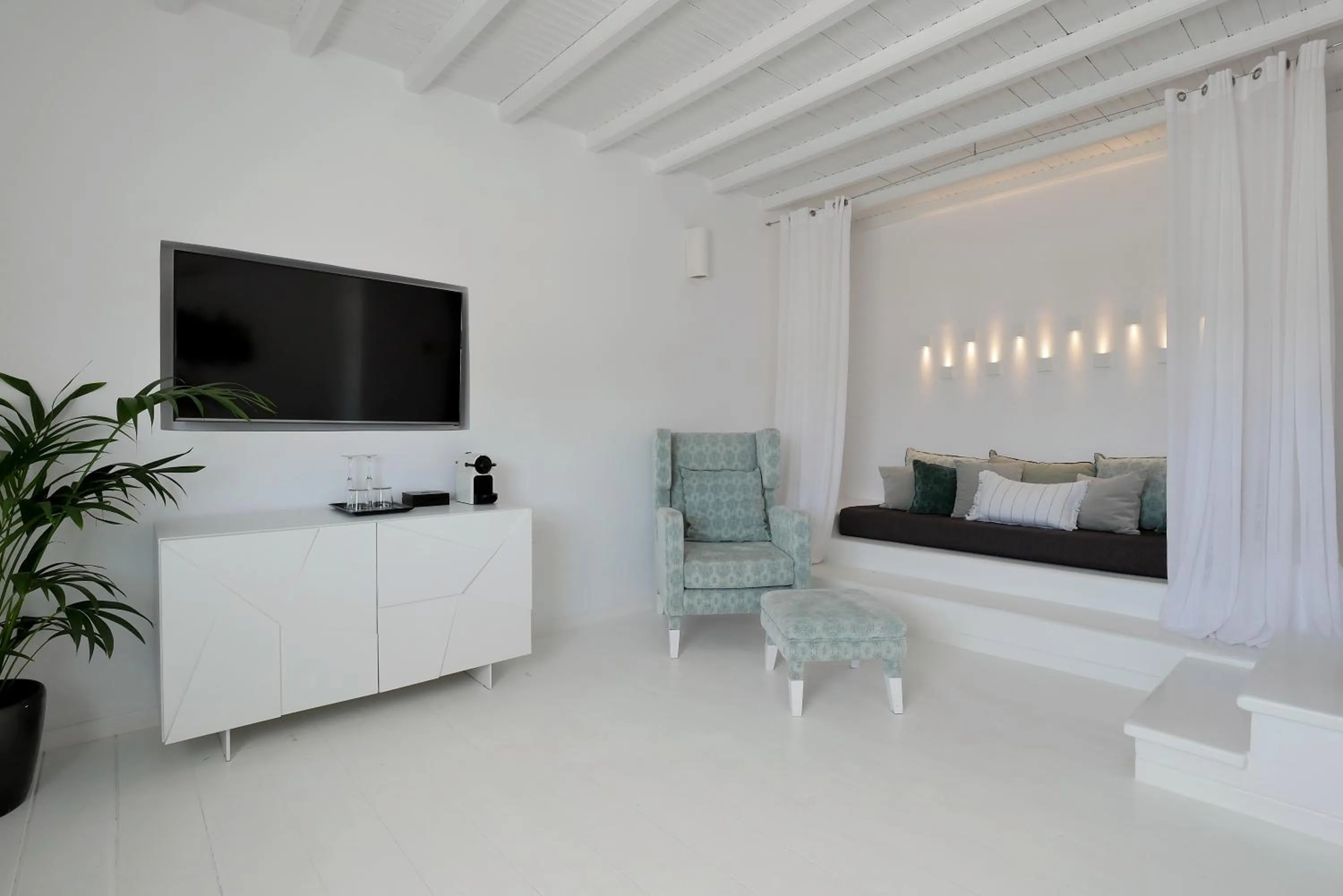 Living room, Bed in Ostraco Suites