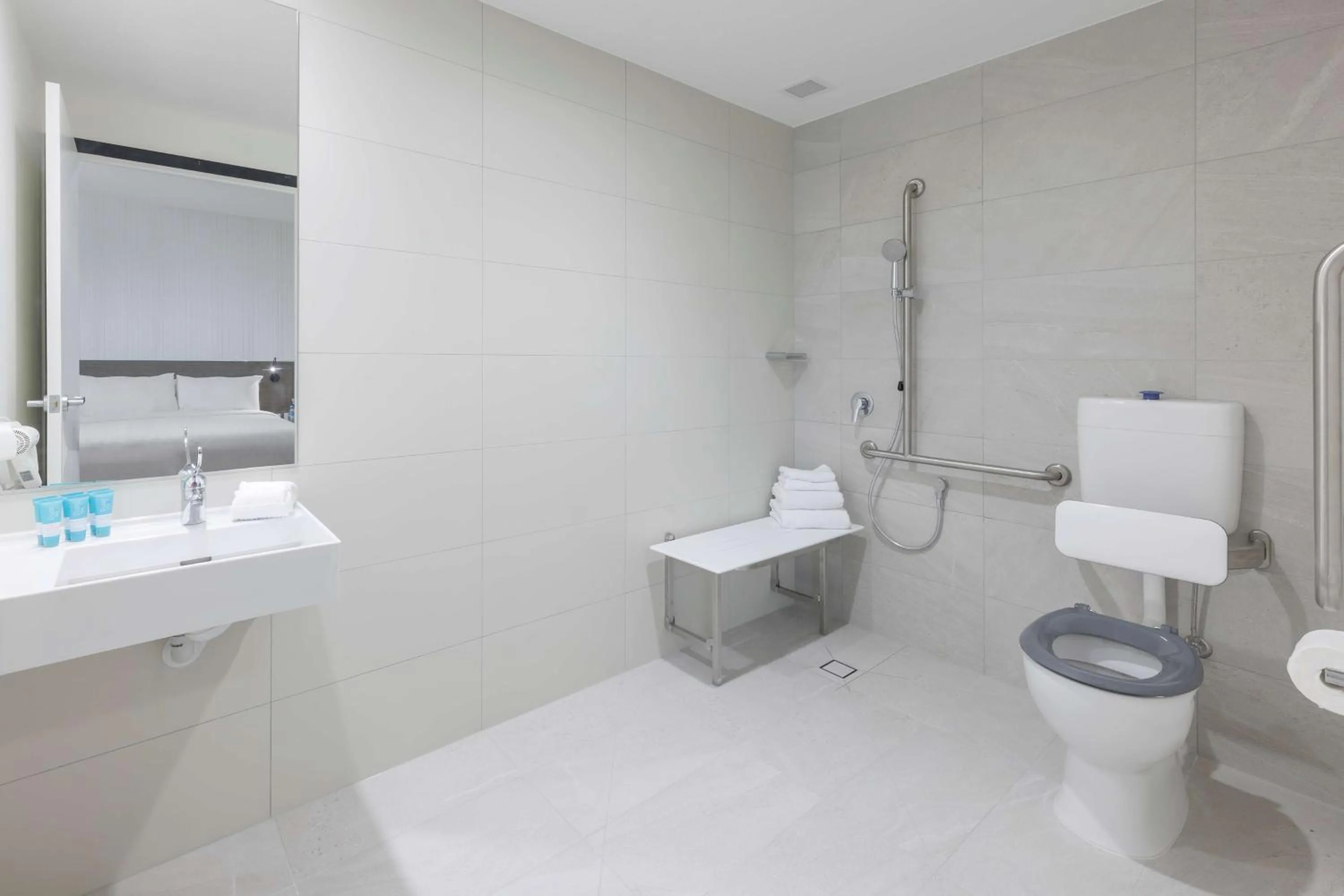 Shower in Best Western Queen Victoria Market Hotel