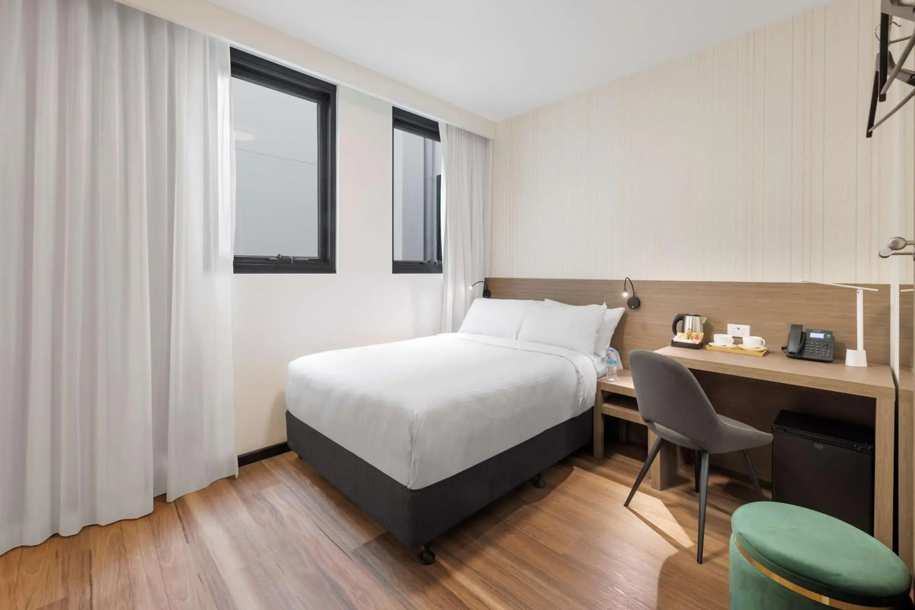 Double Room with Roll-In Shower - Disability Access/Non-Smoking in Best Western Queen Victoria Market Hotel Double Room with Roll-In Shower - Disability Access/Non-Smoking in Best Western Queen Victoria Market Hotel