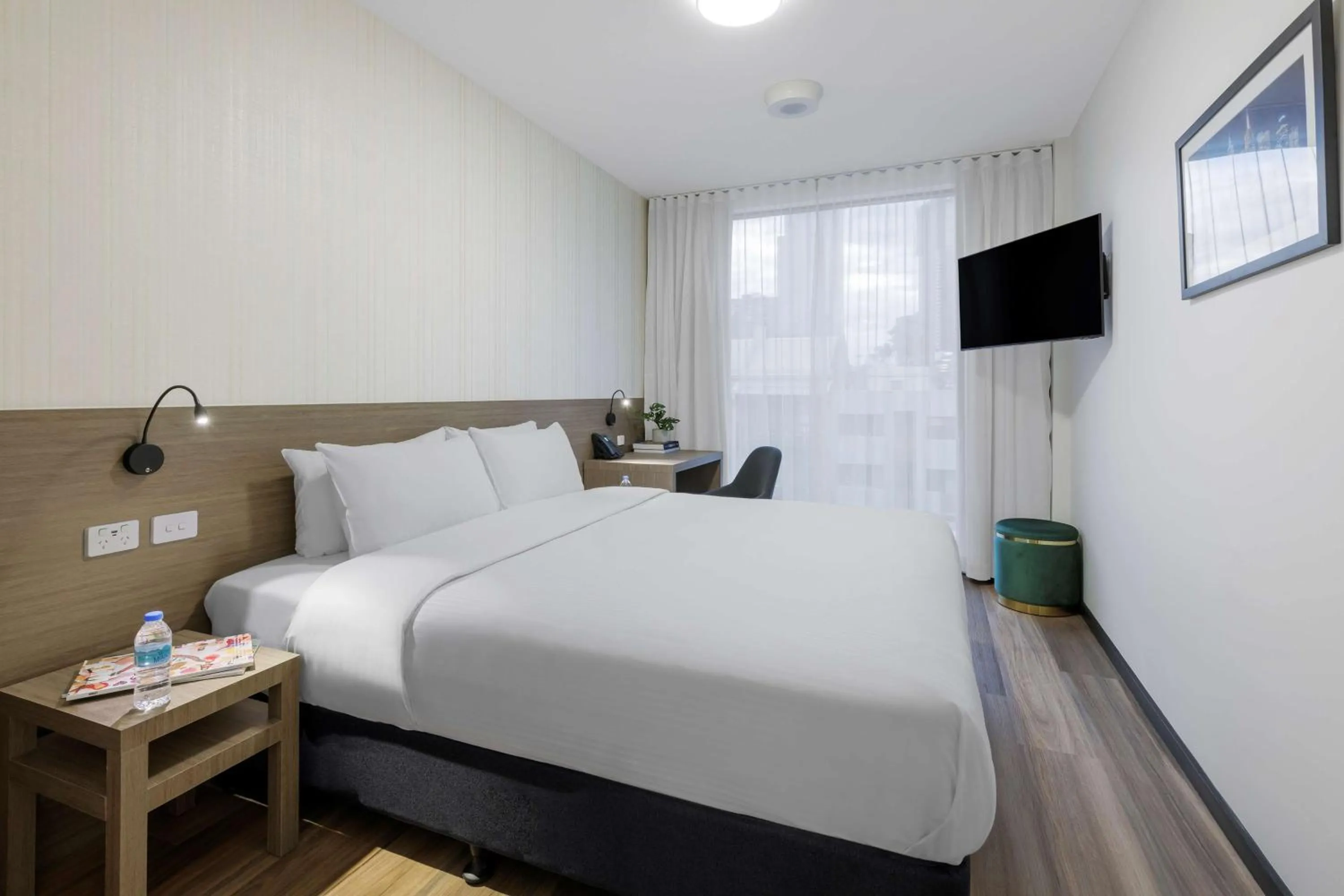 Bed in Best Western Queen Victoria Market Hotel