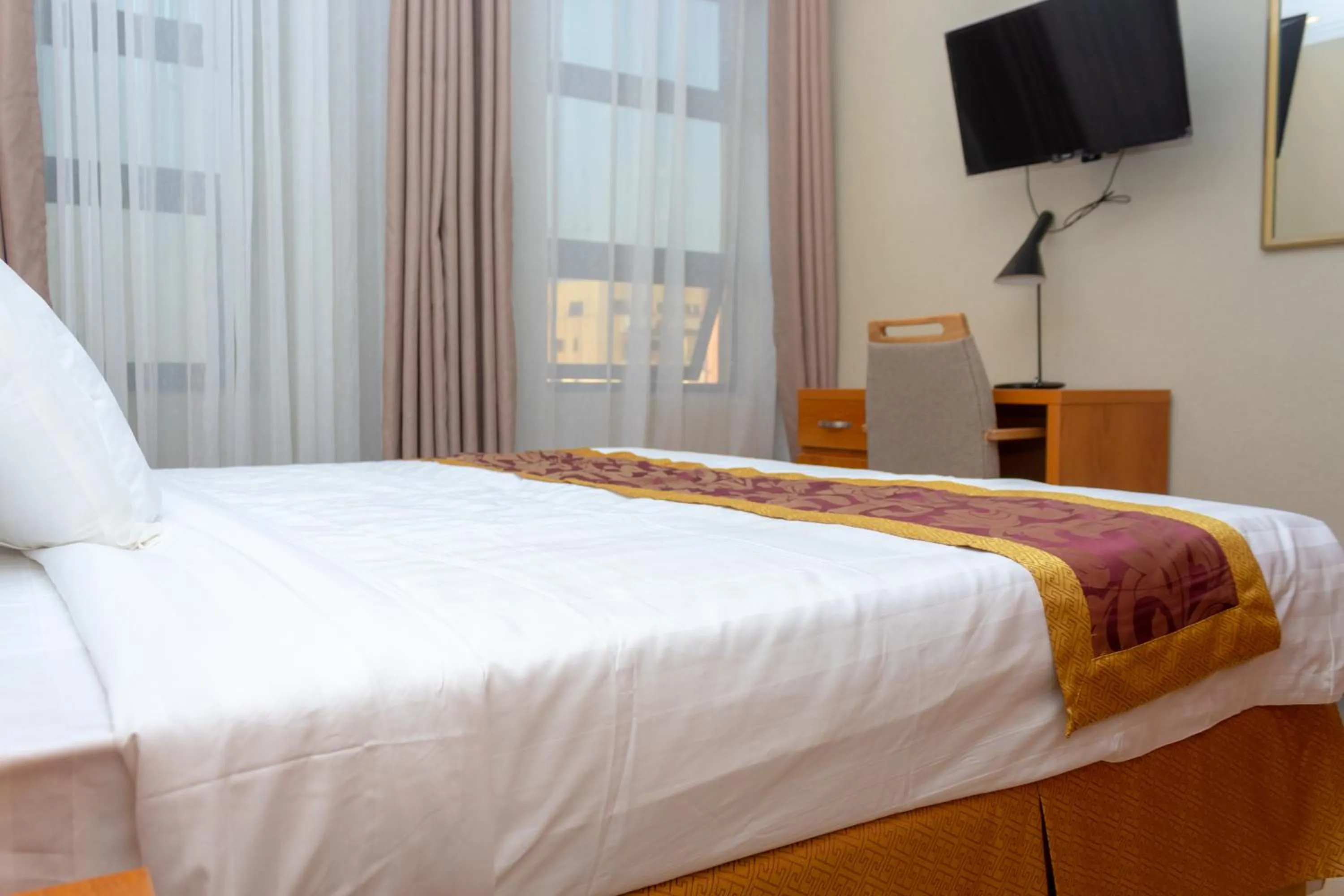 Bed in Tropical Plaza Apartments