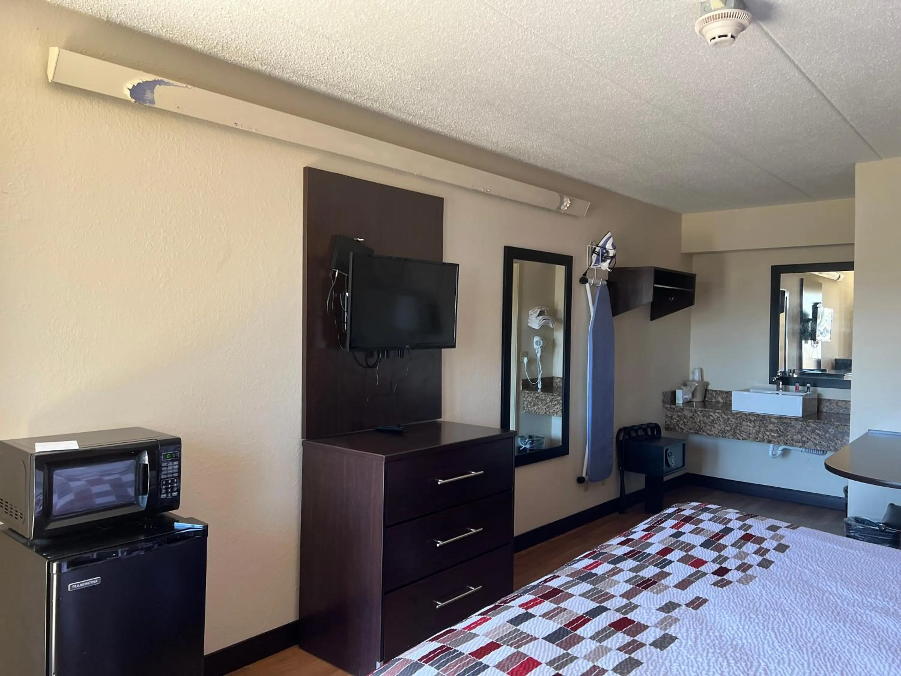 Travelodge by Wyndham Holland-Toledo