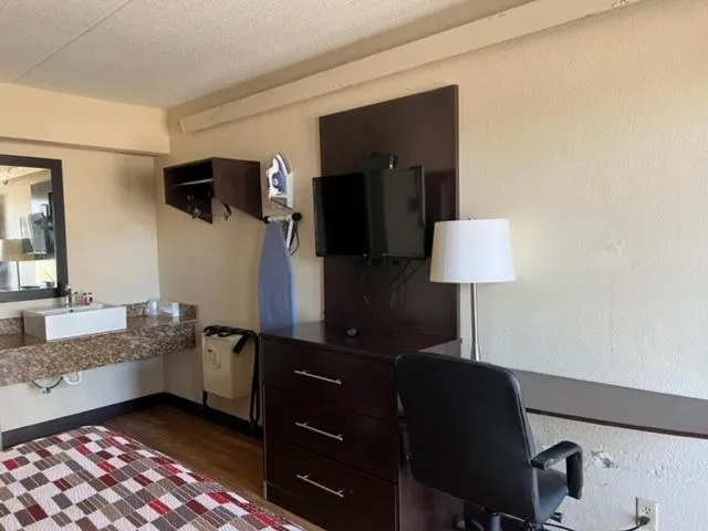 Travelodge by Wyndham Holland-Toledo