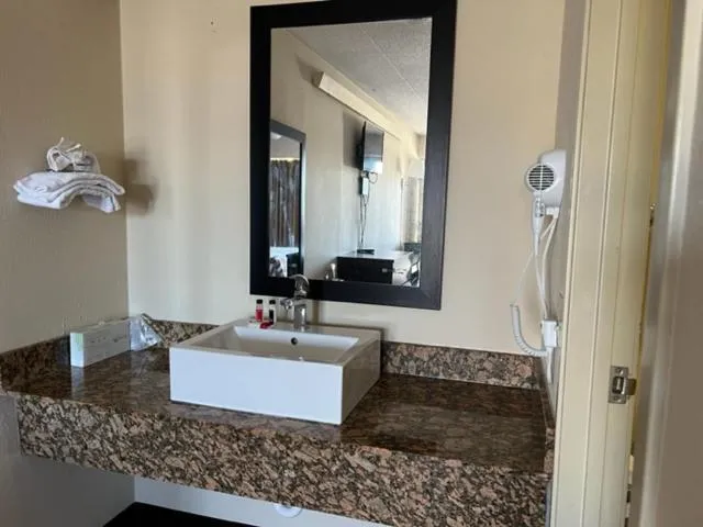 Travelodge by Wyndham Holland-Toledo