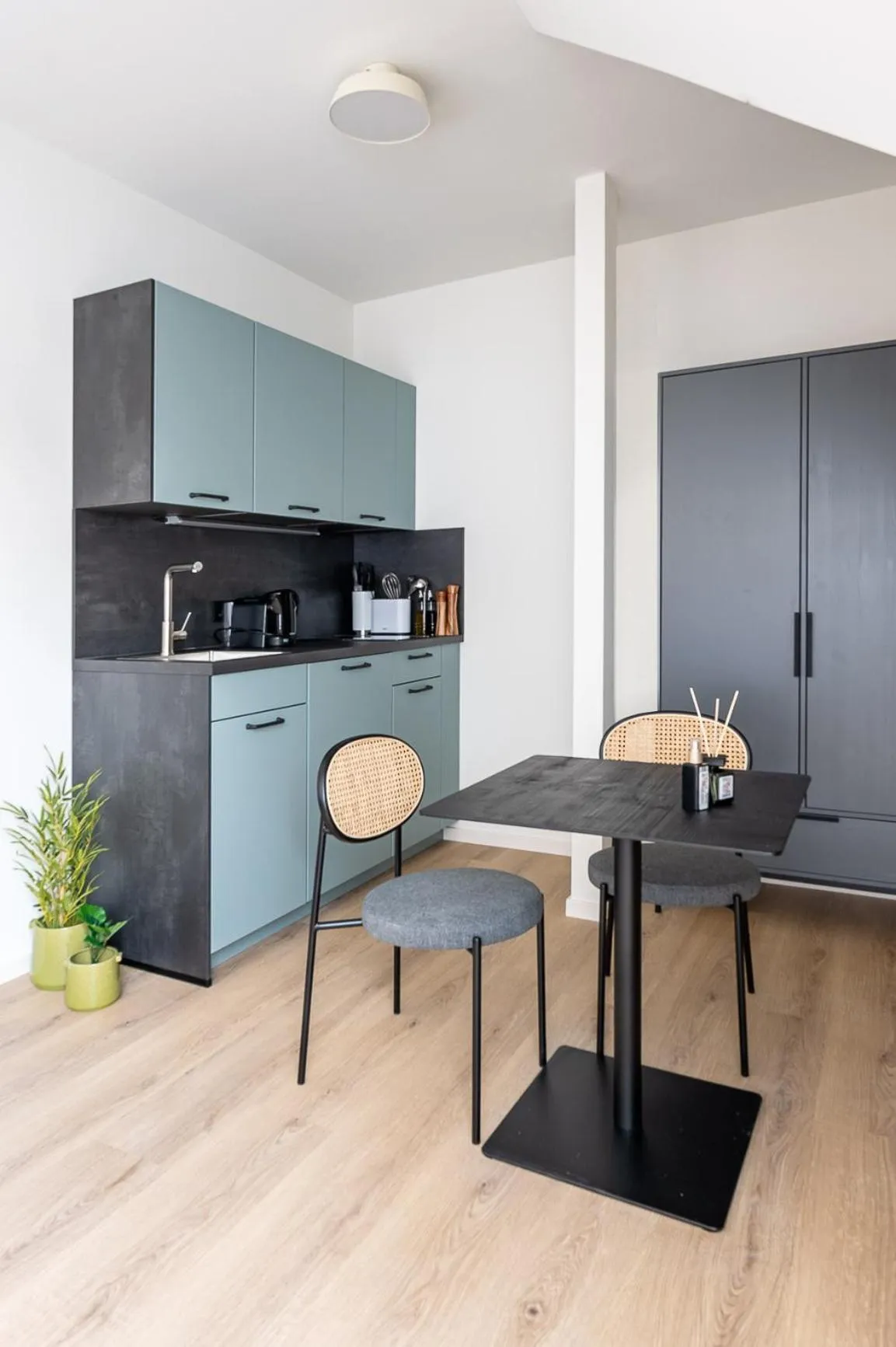 Kitchen or kitchenette in Limehome Stuttgart Elsenhansstr