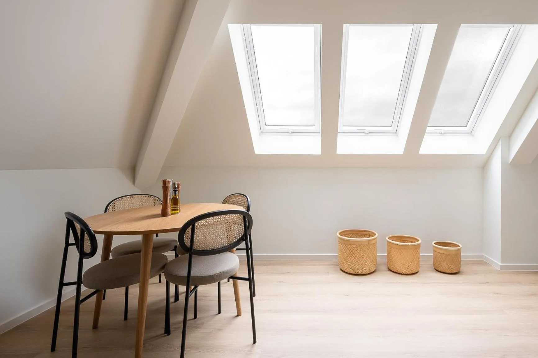 Dining area in Limehome Stuttgart Elsenhansstr
