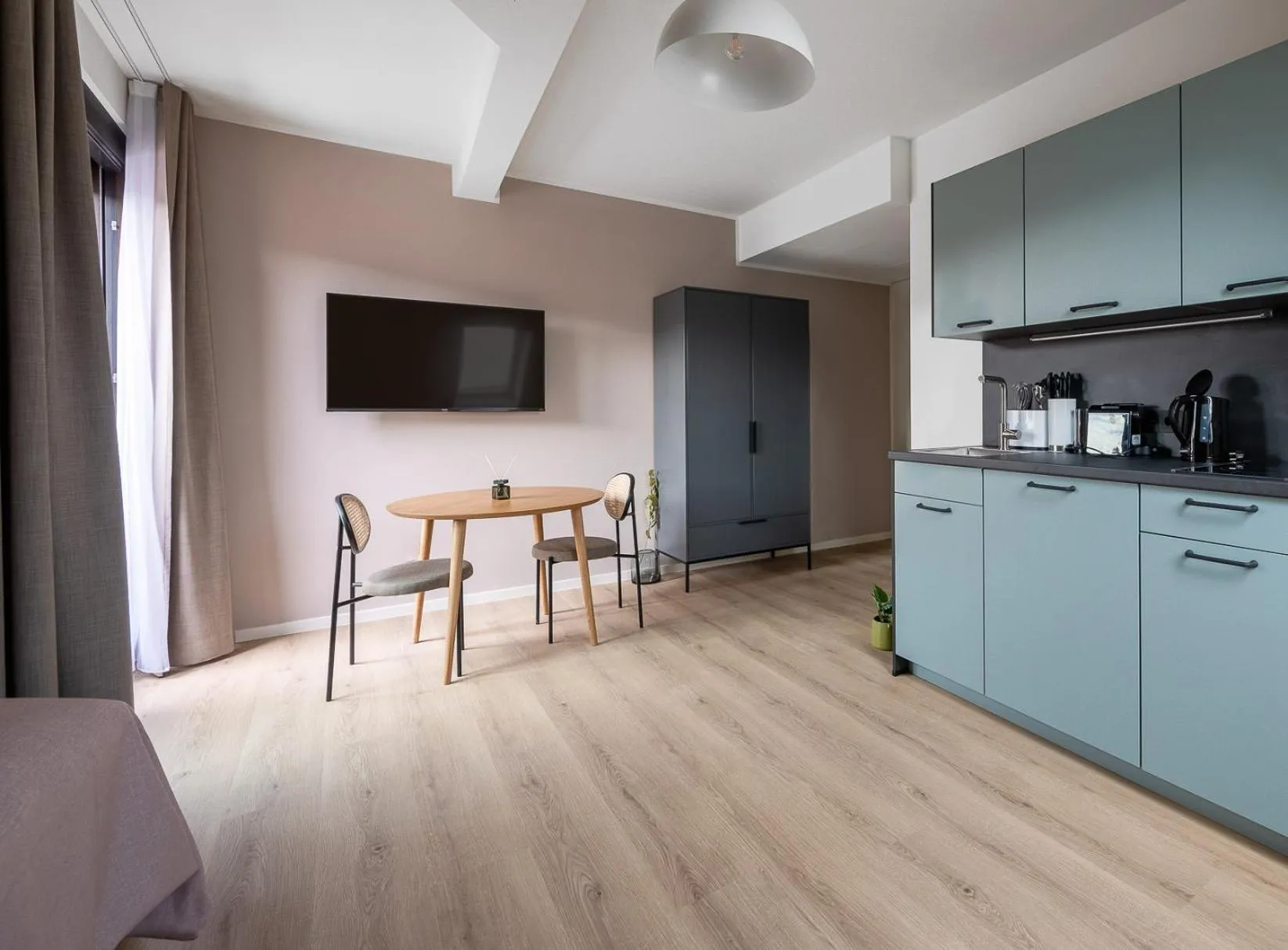 Dining area in Limehome Stuttgart Elsenhansstr