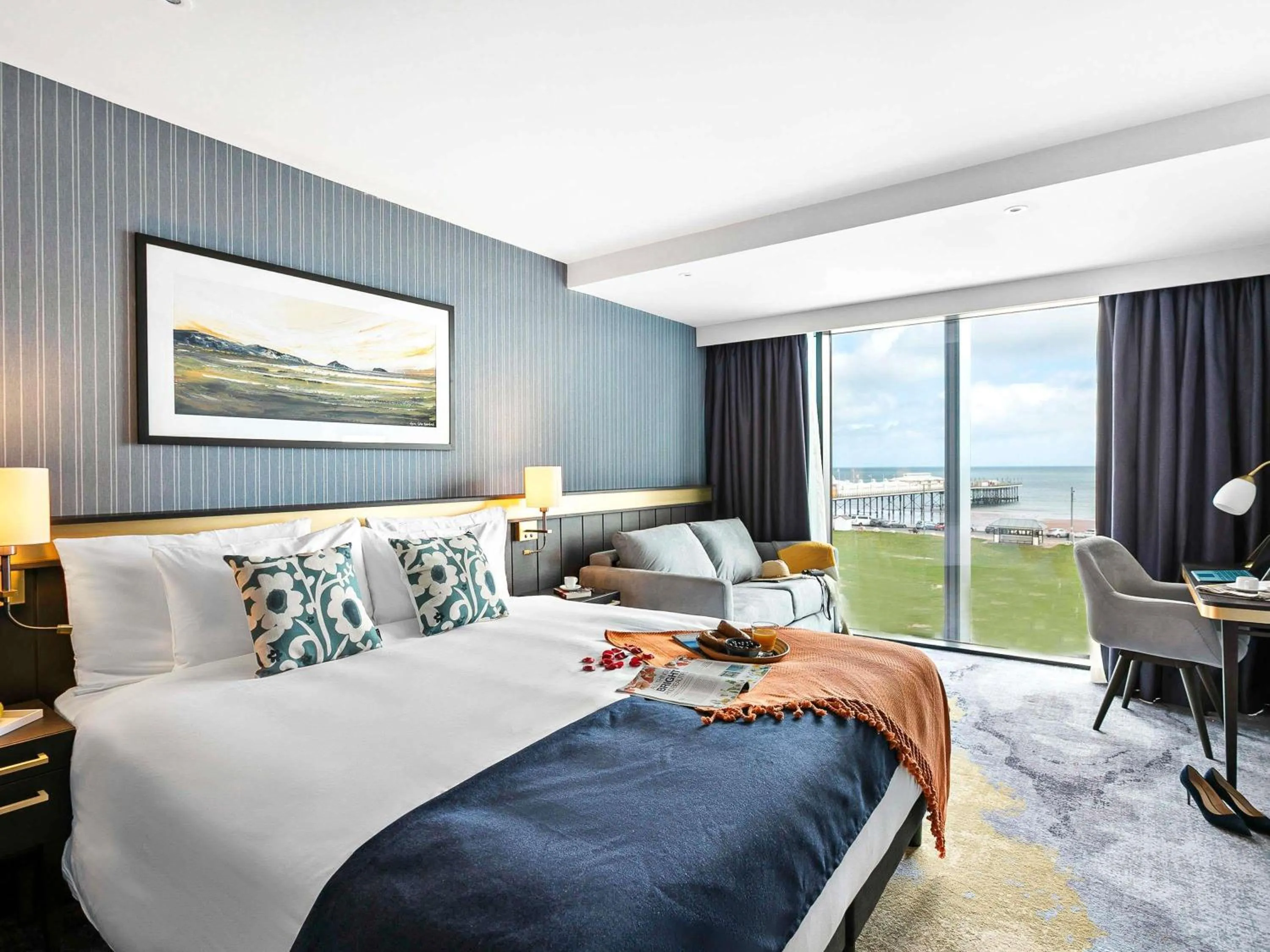 Property building, Bed in Mercure Paignton Hotel