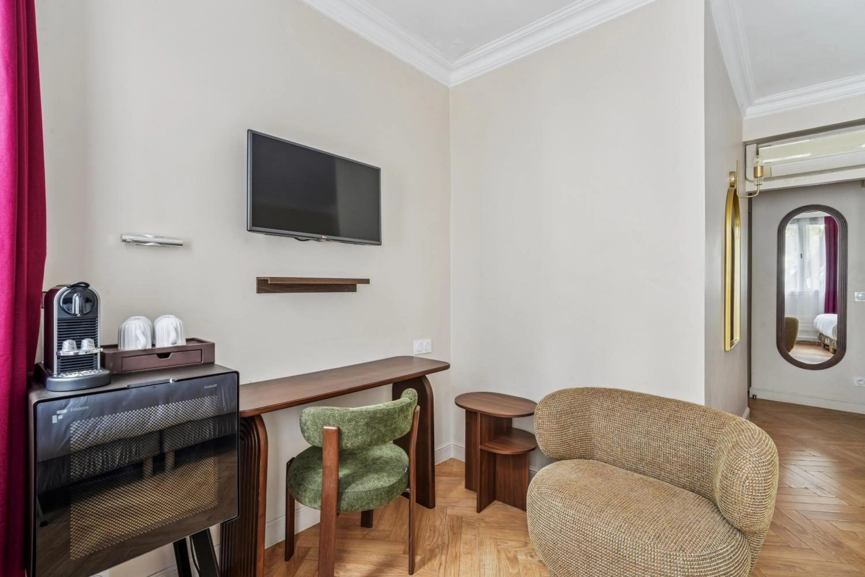 Photo of the whole room in Hotel Le Clery