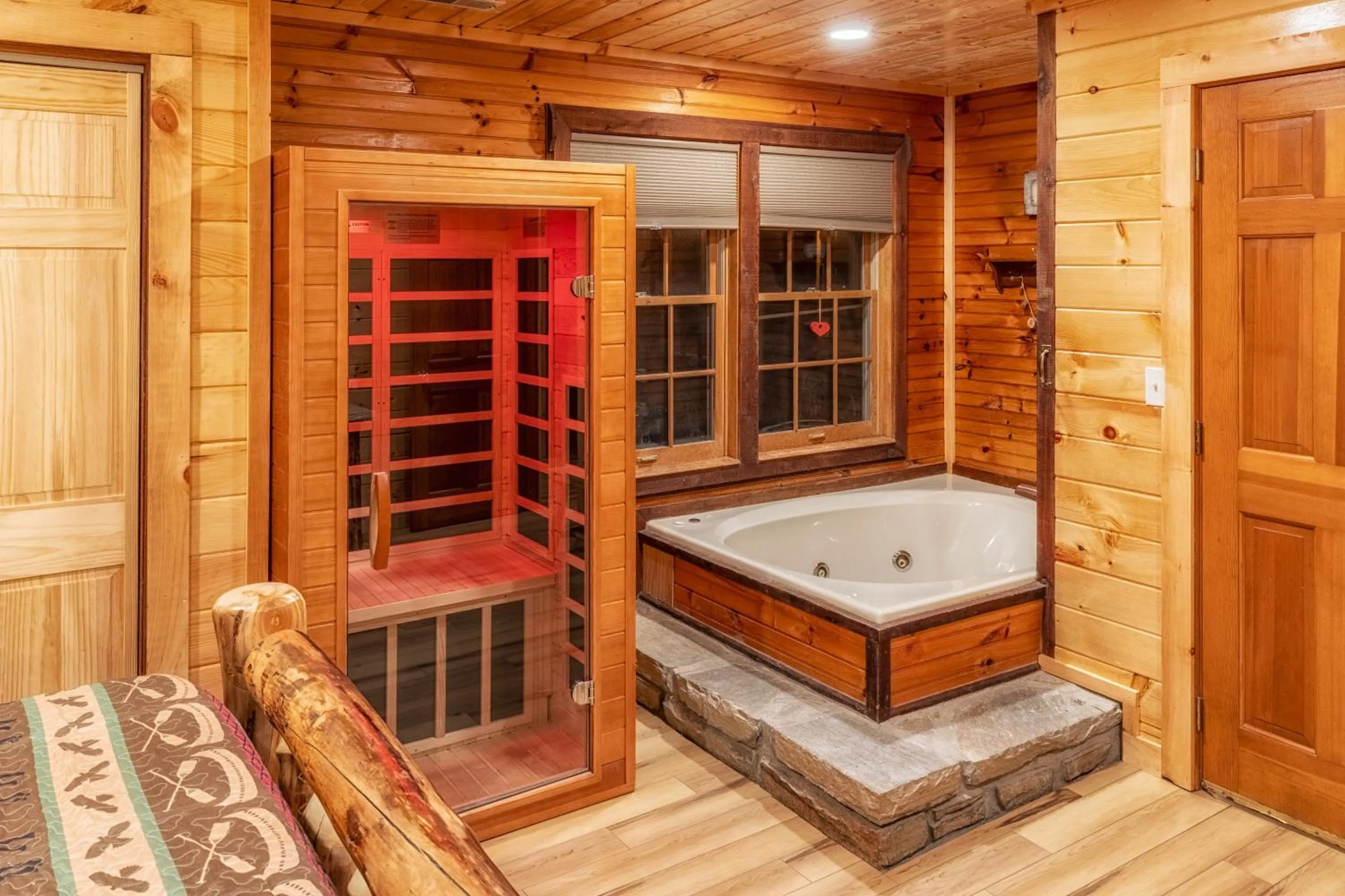 Sauna in Real Log Cabin With Amazing Views, Hot Tub, Sauna, Games