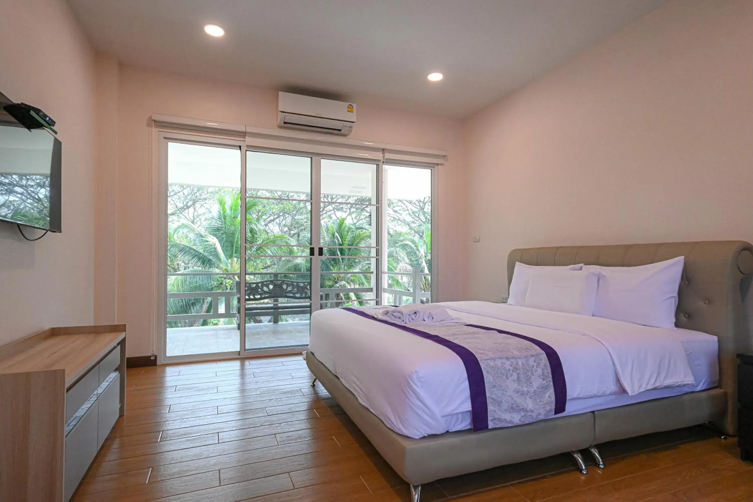 Deluxe Villa in Suanphung Bonsai Village Deluxe Villa in Suanphung Bonsai Village