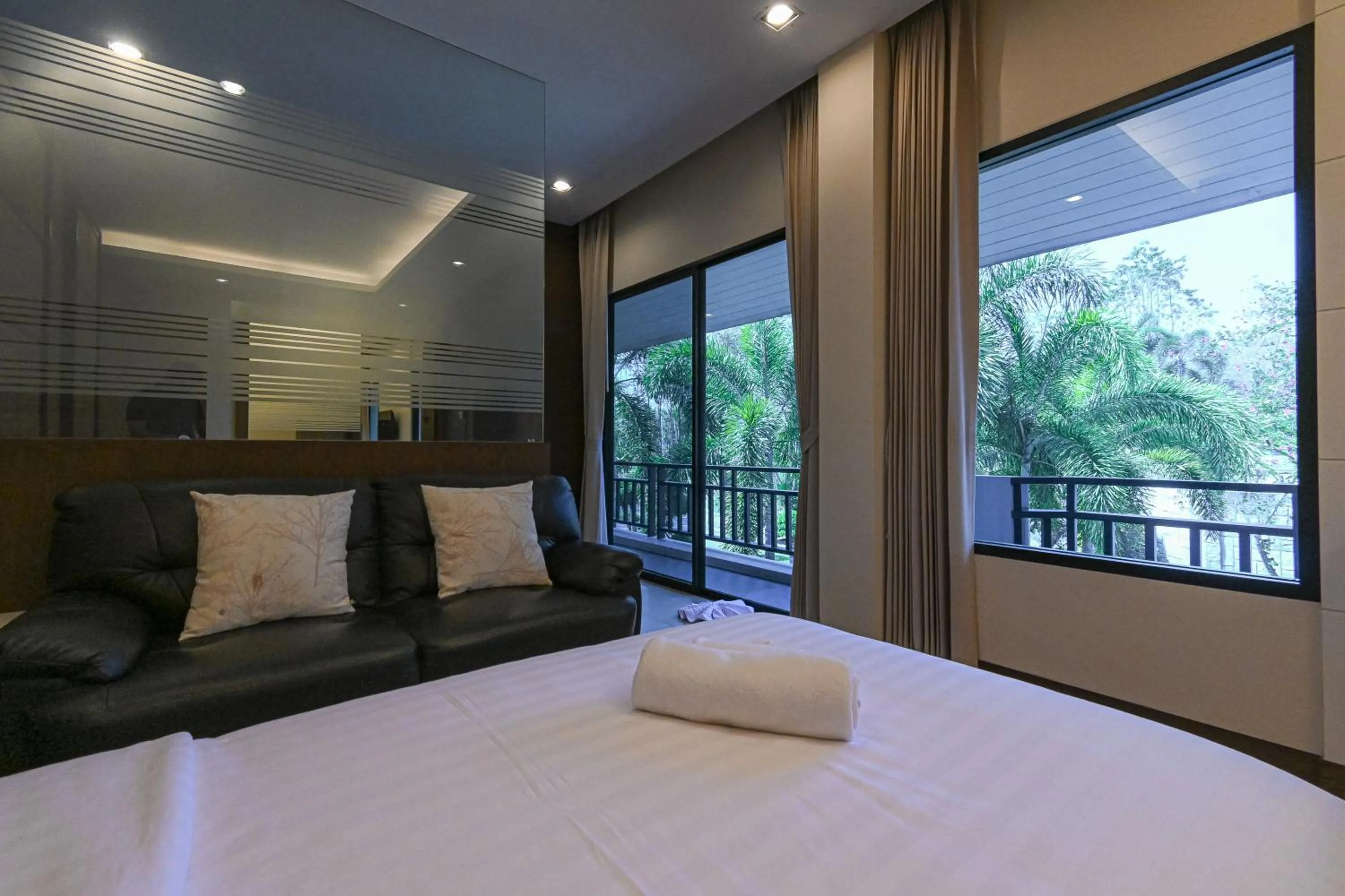 Photo of the whole room, Bed in Suanphung Bonsai Village