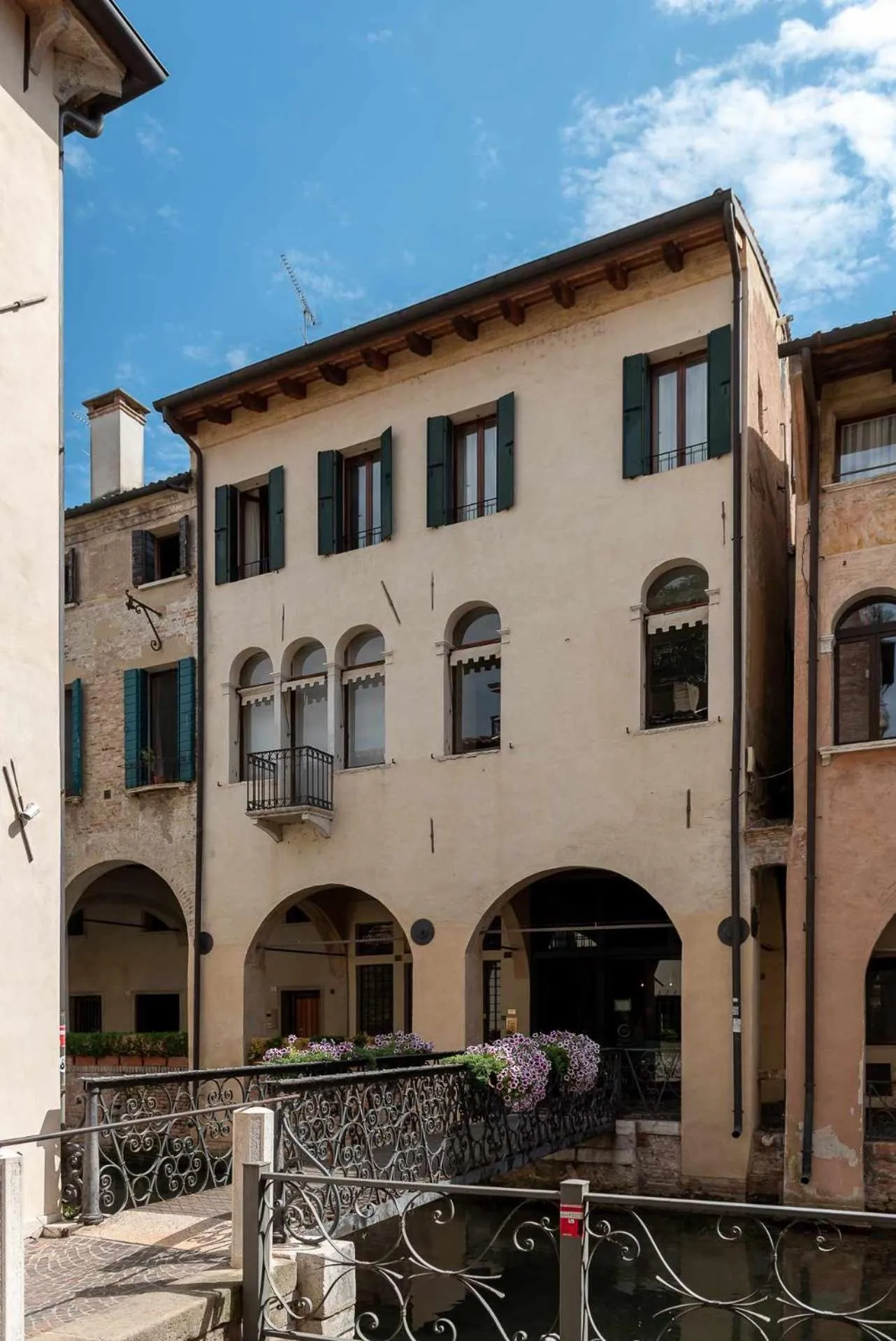 Facade/entrance in Buranelli Charme Rooms