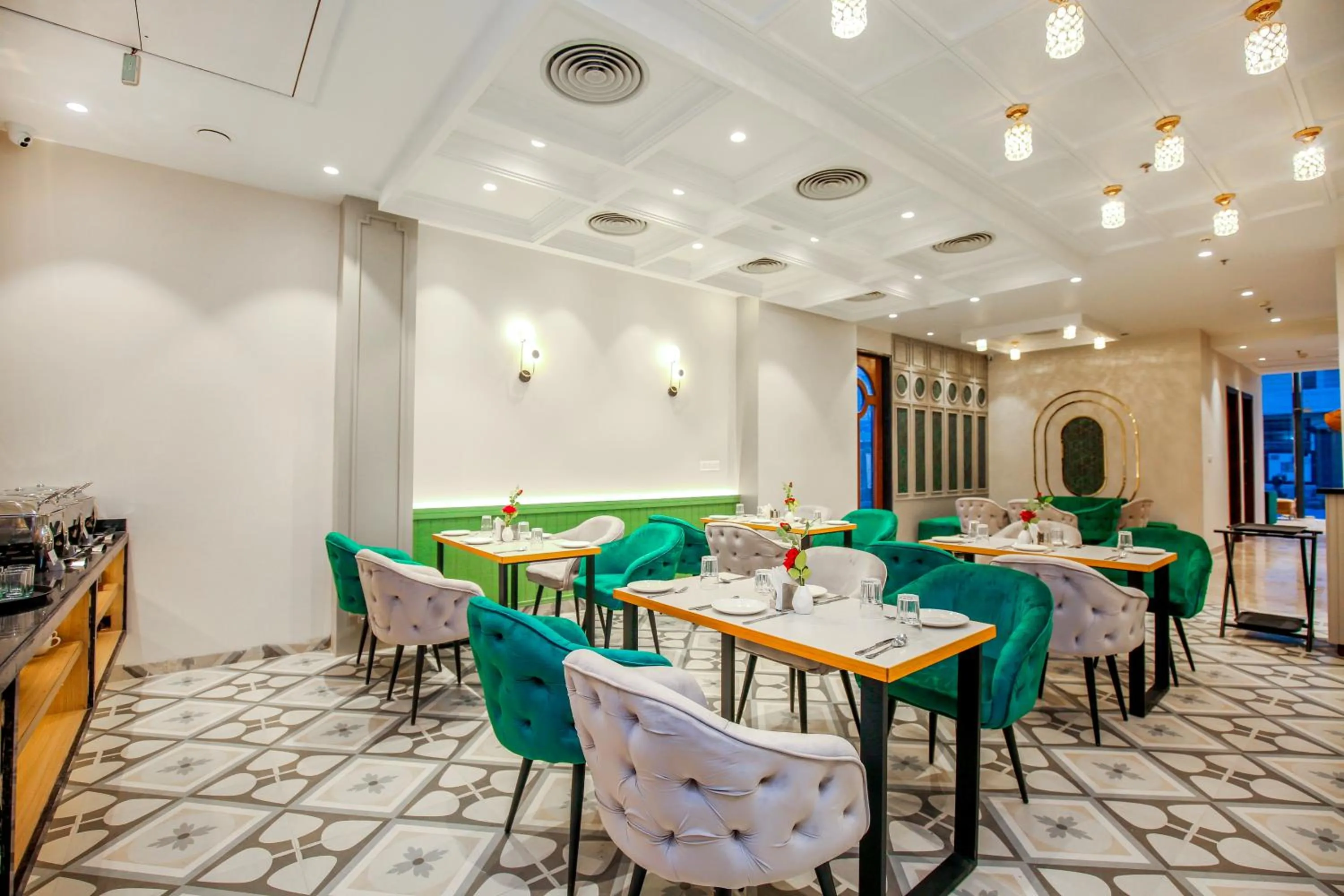 Restaurant/places to eat in Hotel Euphoria Green