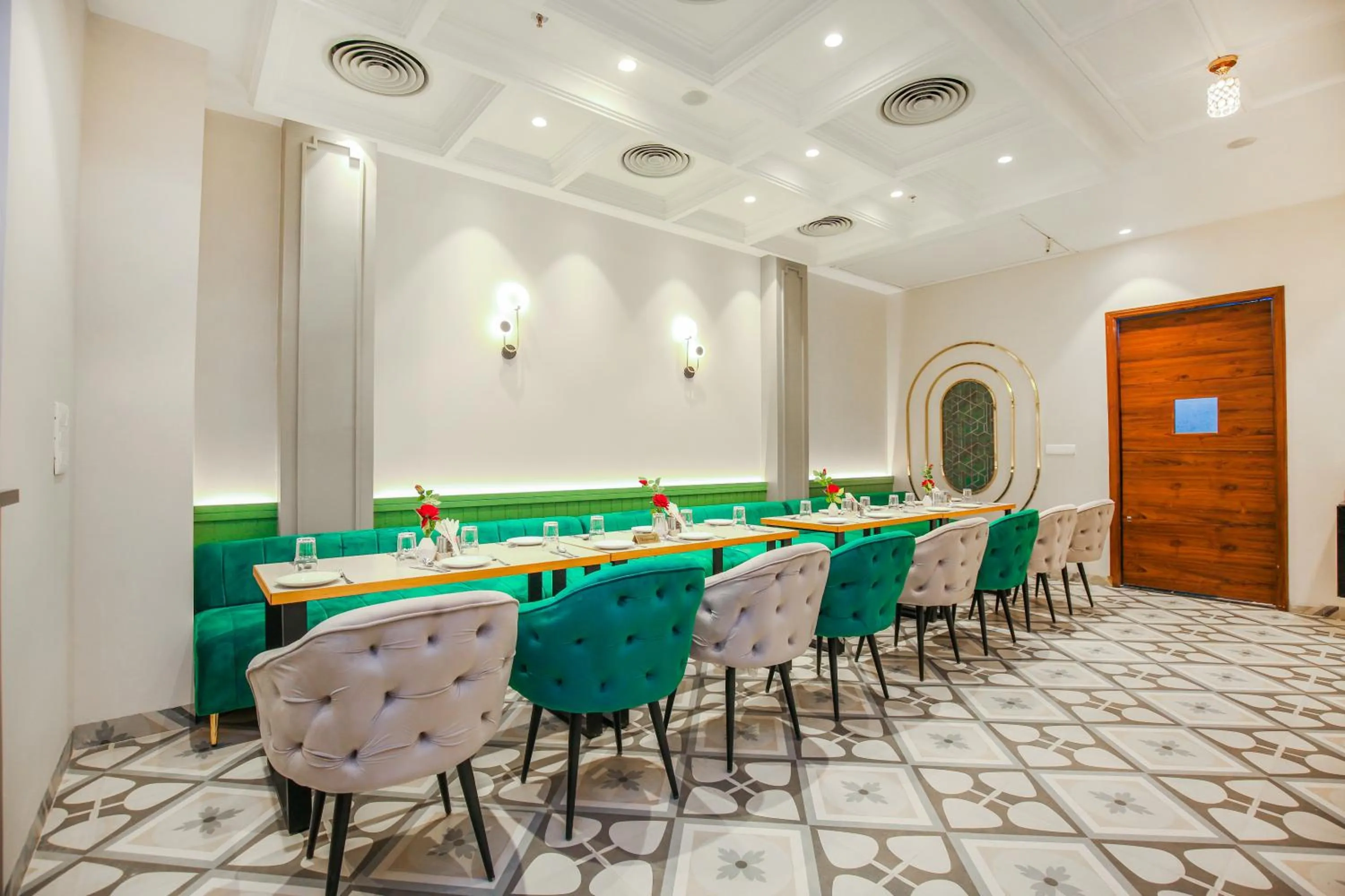 Restaurant/places to eat in Hotel Euphoria Green