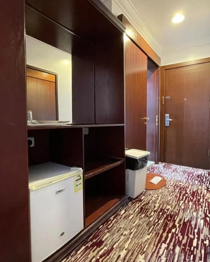 Kitchen or kitchenette, Bed in Carawan Al Khaleej Hotel Olaya