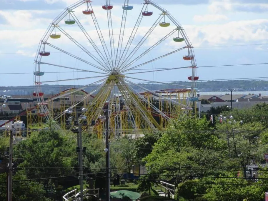 Oceanfront 2 Bedroom Modern Beach Condo w Pool