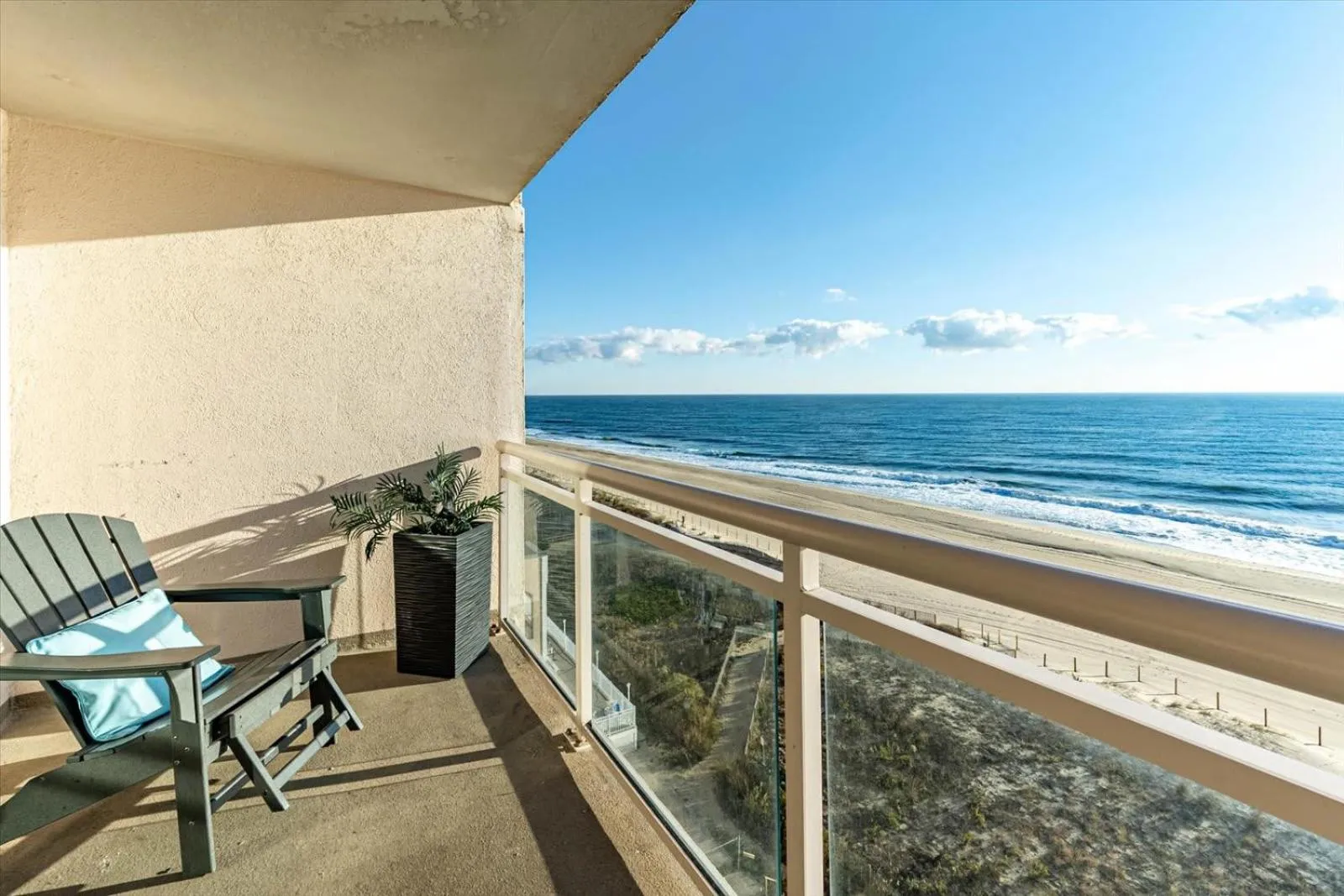 Oceanfront 2 Bedroom Modern Beach Condo w Pool
