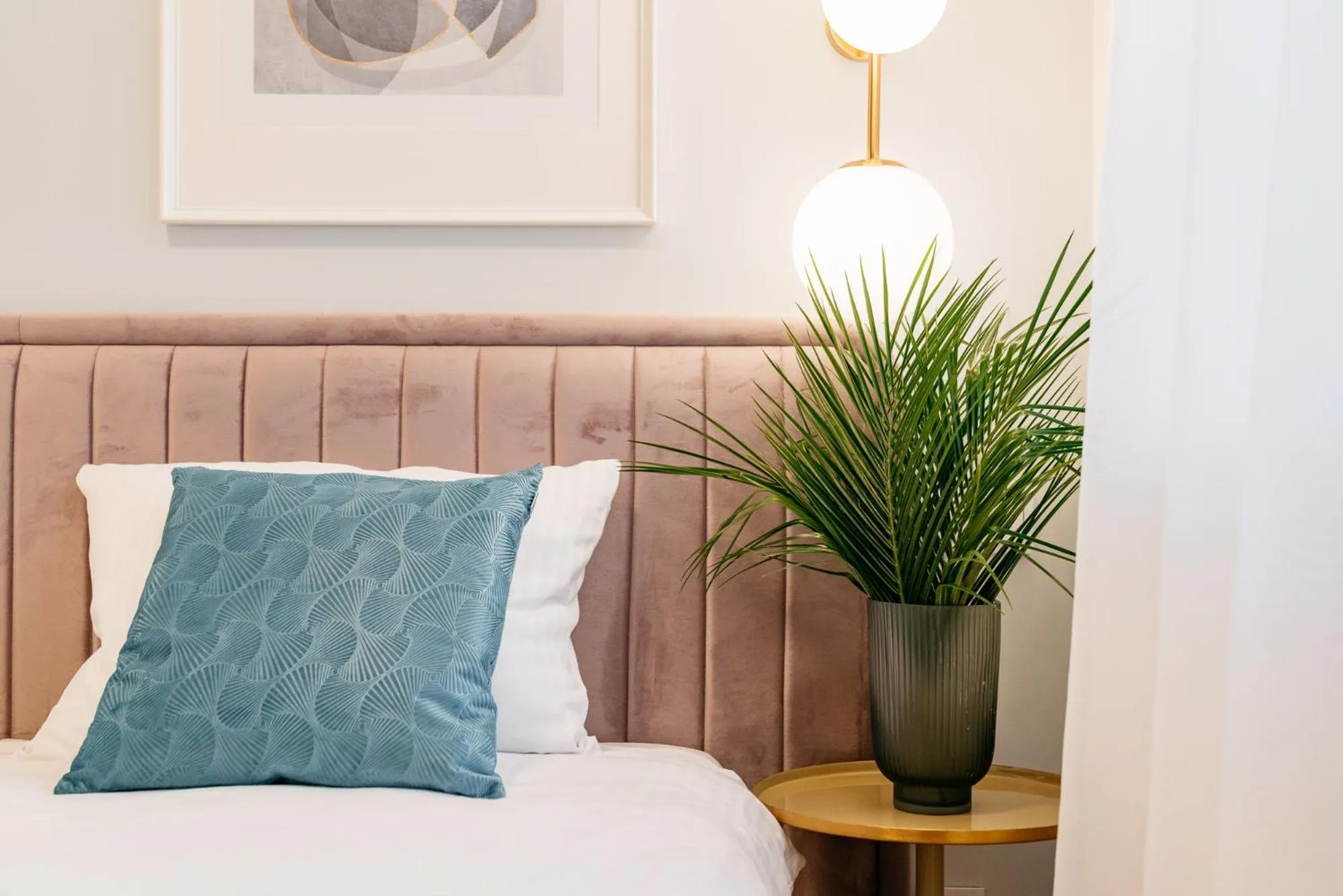 Bed in Crystal House II - LoftAffair Collection