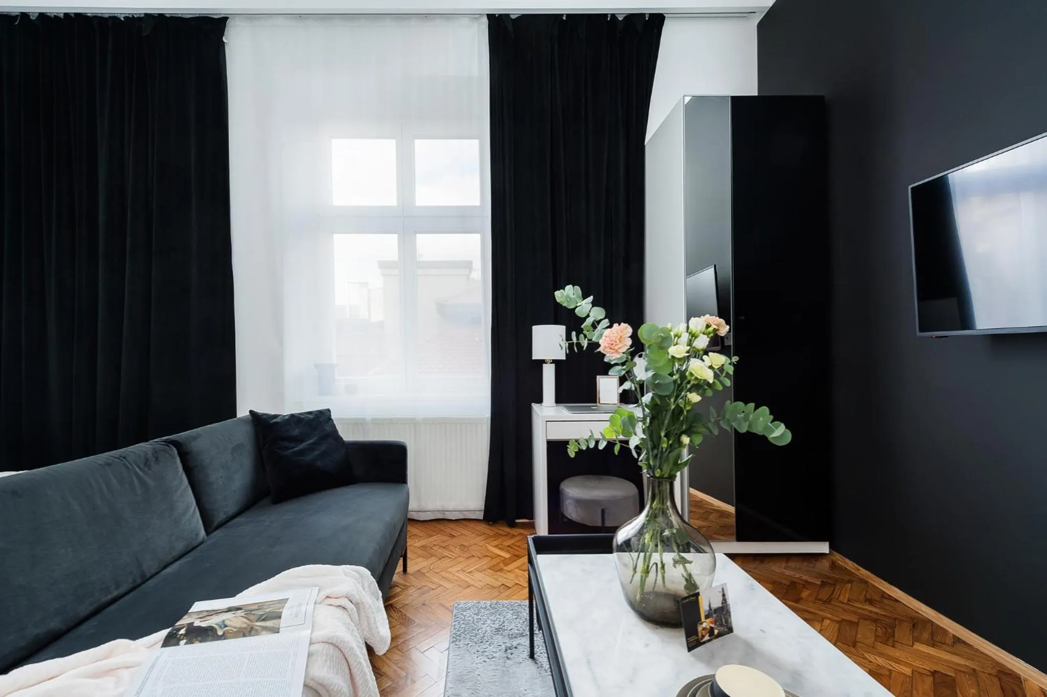 Bed in Crystal House II - LoftAffair Collection